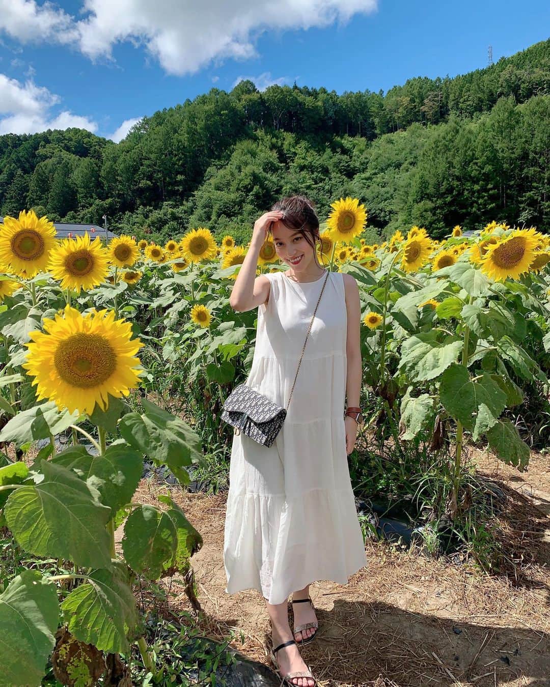 鍋谷真子のインスタグラム：「まぶしい🔥🔥🔥毎年行くひまわり畑🌻 台風どころか全然あっつい🌞 #お盆休み #家族旅行 #ひまわり畑 #ootd #dior #ワンピース」