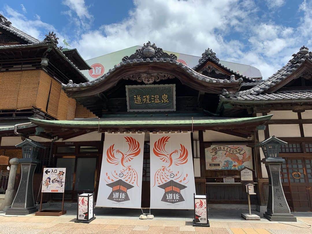 日下裕江さんのインスタグラム写真 - (日下裕江Instagram)「念願の『道後温泉』♨️へ  連休中は混み合ってるよと聞いていたけれど、 昼食時間中だし、 改装工事中だったので、 すんなり入れちゃいました❣️ これが千と千尋の神隠しのモデルとなった湯屋か♨️ ほんとに湯婆婆が何人かいました‼︎ 嘘ですごめんなさい🤥🙏🙇‍♀️ 残念な事に 改装中だったので 有名な休憩所は閉鎖されて入れなかった…😭 休憩所雰囲気良さ気なのに… 夜のライトアップも綺麗らしいので、またリベンジするしかない🔥  みかん石鹸が良い匂い🧼🍊 中も古い建物の雰囲気が良かったです✨  障子とか良いよね👍  でも来れて良かった💕  またいつか必ず来ます‼️ #道後温泉 #千と千尋の神隠し #千と千尋の神隠しの舞台 #千と千尋の神隠しモデル #湯屋 #湯婆婆 #愛媛旅行 #ジブリ #jiburi #sentochihironokamikakushi」8月14日 19時38分 - hiroe___h