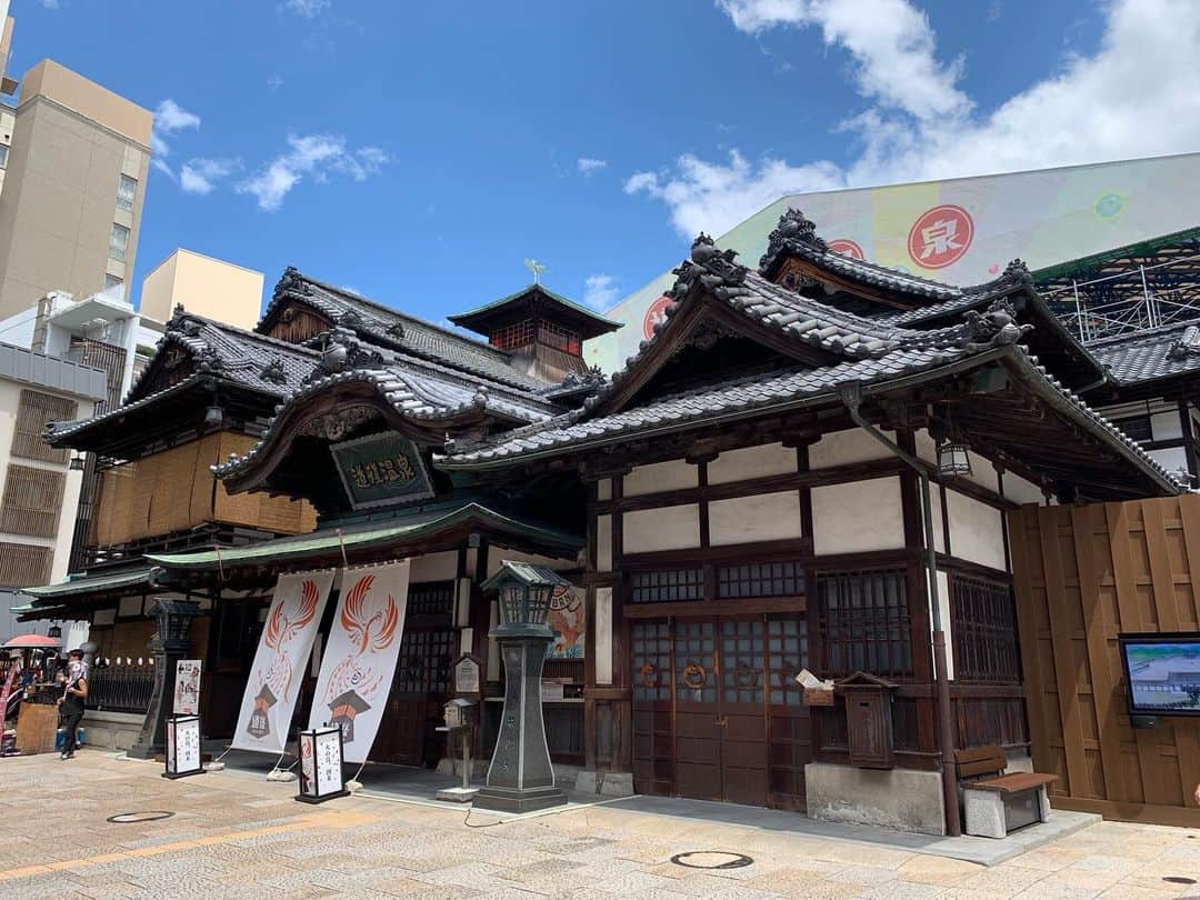 日下裕江さんのインスタグラム写真 - (日下裕江Instagram)「念願の『道後温泉』♨️へ  連休中は混み合ってるよと聞いていたけれど、 昼食時間中だし、 改装工事中だったので、 すんなり入れちゃいました❣️ これが千と千尋の神隠しのモデルとなった湯屋か♨️ ほんとに湯婆婆が何人かいました‼︎ 嘘ですごめんなさい🤥🙏🙇‍♀️ 残念な事に 改装中だったので 有名な休憩所は閉鎖されて入れなかった…😭 休憩所雰囲気良さ気なのに… 夜のライトアップも綺麗らしいので、またリベンジするしかない🔥  みかん石鹸が良い匂い🧼🍊 中も古い建物の雰囲気が良かったです✨  障子とか良いよね👍  でも来れて良かった💕  またいつか必ず来ます‼️ #道後温泉 #千と千尋の神隠し #千と千尋の神隠しの舞台 #千と千尋の神隠しモデル #湯屋 #湯婆婆 #愛媛旅行 #ジブリ #jiburi #sentochihironokamikakushi」8月14日 19時38分 - hiroe___h