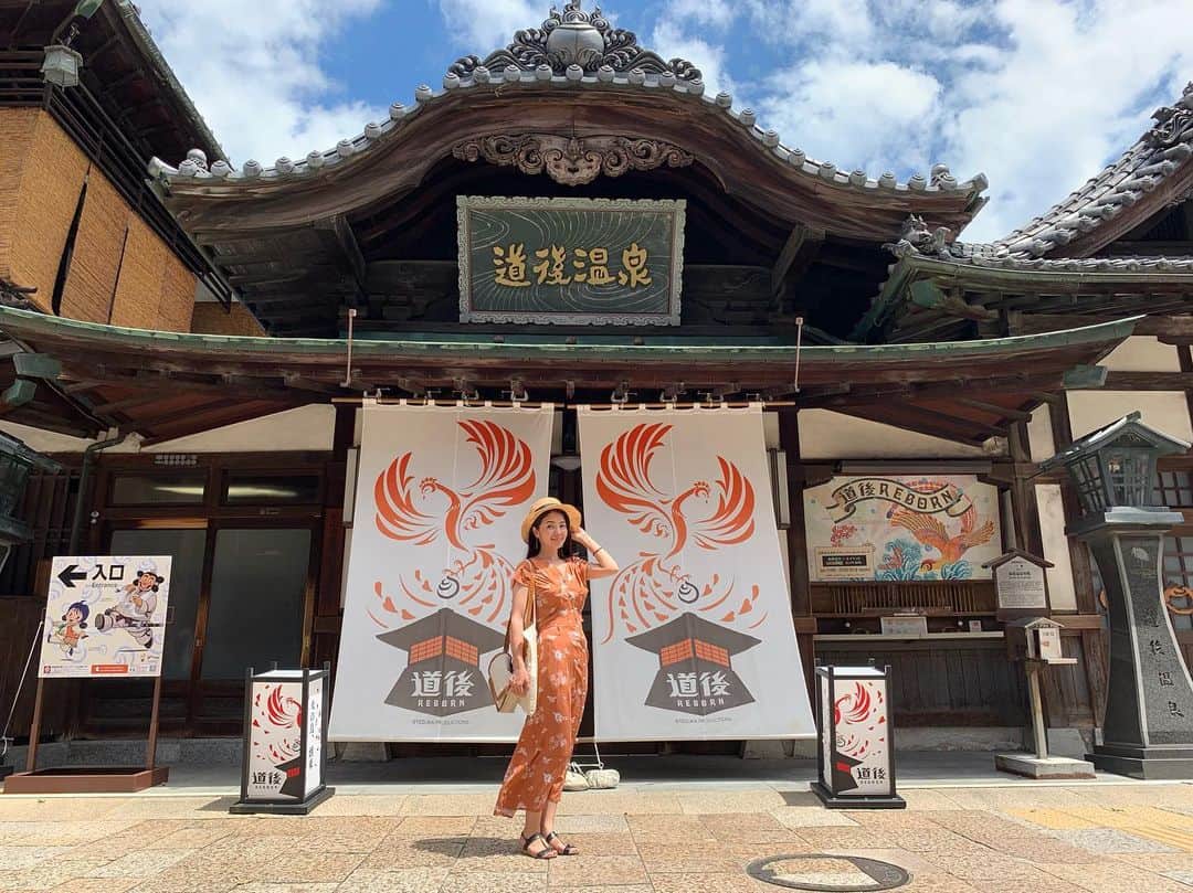 日下裕江さんのインスタグラム写真 - (日下裕江Instagram)「念願の『道後温泉』♨️へ  連休中は混み合ってるよと聞いていたけれど、 昼食時間中だし、 改装工事中だったので、 すんなり入れちゃいました❣️ これが千と千尋の神隠しのモデルとなった湯屋か♨️ ほんとに湯婆婆が何人かいました‼︎ 嘘ですごめんなさい🤥🙏🙇‍♀️ 残念な事に 改装中だったので 有名な休憩所は閉鎖されて入れなかった…😭 休憩所雰囲気良さ気なのに… 夜のライトアップも綺麗らしいので、またリベンジするしかない🔥  みかん石鹸が良い匂い🧼🍊 中も古い建物の雰囲気が良かったです✨  障子とか良いよね👍  でも来れて良かった💕  またいつか必ず来ます‼️ #道後温泉 #千と千尋の神隠し #千と千尋の神隠しの舞台 #千と千尋の神隠しモデル #湯屋 #湯婆婆 #愛媛旅行 #ジブリ #jiburi #sentochihironokamikakushi」8月14日 19時38分 - hiroe___h