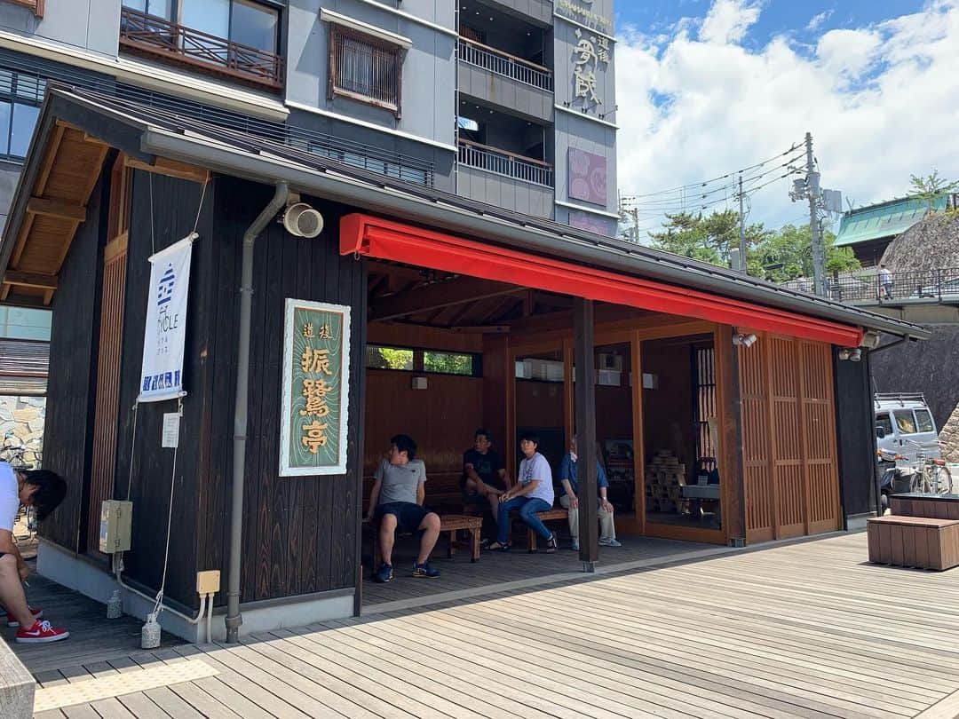 日下裕江さんのインスタグラム写真 - (日下裕江Instagram)「念願の『道後温泉』♨️へ  連休中は混み合ってるよと聞いていたけれど、 昼食時間中だし、 改装工事中だったので、 すんなり入れちゃいました❣️ これが千と千尋の神隠しのモデルとなった湯屋か♨️ ほんとに湯婆婆が何人かいました‼︎ 嘘ですごめんなさい🤥🙏🙇‍♀️ 残念な事に 改装中だったので 有名な休憩所は閉鎖されて入れなかった…😭 休憩所雰囲気良さ気なのに… 夜のライトアップも綺麗らしいので、またリベンジするしかない🔥  みかん石鹸が良い匂い🧼🍊 中も古い建物の雰囲気が良かったです✨  障子とか良いよね👍  でも来れて良かった💕  またいつか必ず来ます‼️ #道後温泉 #千と千尋の神隠し #千と千尋の神隠しの舞台 #千と千尋の神隠しモデル #湯屋 #湯婆婆 #愛媛旅行 #ジブリ #jiburi #sentochihironokamikakushi」8月14日 19時38分 - hiroe___h
