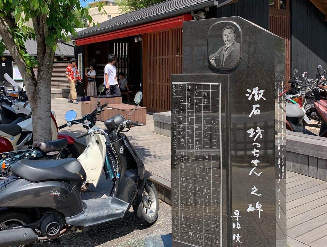 日下裕江さんのインスタグラム写真 - (日下裕江Instagram)「念願の『道後温泉』♨️へ  連休中は混み合ってるよと聞いていたけれど、 昼食時間中だし、 改装工事中だったので、 すんなり入れちゃいました❣️ これが千と千尋の神隠しのモデルとなった湯屋か♨️ ほんとに湯婆婆が何人かいました‼︎ 嘘ですごめんなさい🤥🙏🙇‍♀️ 残念な事に 改装中だったので 有名な休憩所は閉鎖されて入れなかった…😭 休憩所雰囲気良さ気なのに… 夜のライトアップも綺麗らしいので、またリベンジするしかない🔥  みかん石鹸が良い匂い🧼🍊 中も古い建物の雰囲気が良かったです✨  障子とか良いよね👍  でも来れて良かった💕  またいつか必ず来ます‼️ #道後温泉 #千と千尋の神隠し #千と千尋の神隠しの舞台 #千と千尋の神隠しモデル #湯屋 #湯婆婆 #愛媛旅行 #ジブリ #jiburi #sentochihironokamikakushi」8月14日 19時38分 - hiroe___h