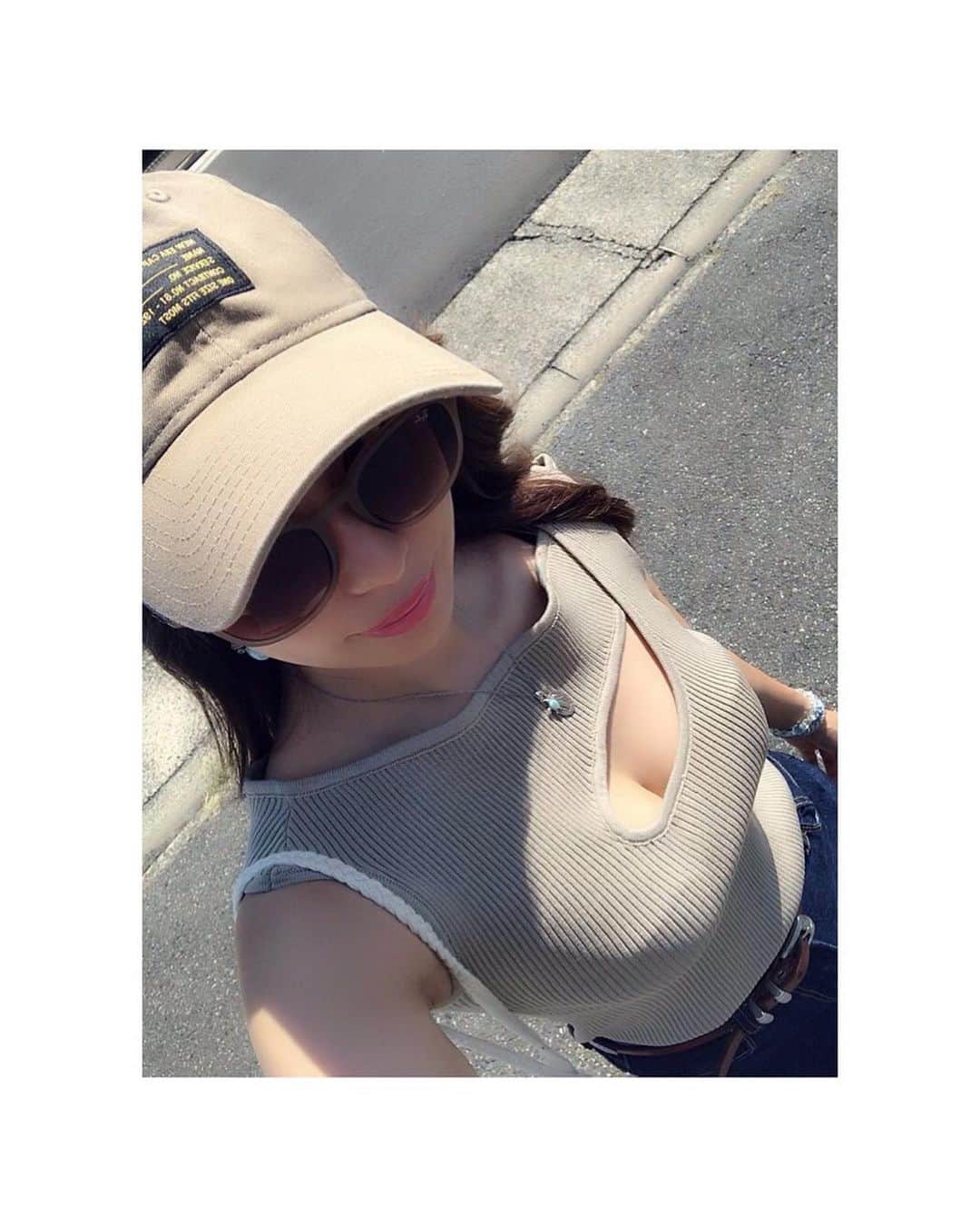 のインスタグラム：「・ ・ ・ 最近前より更新が 滞っておりましたが 元気です♡ 撮影会でのお写真postが 多かったので たまには違う写真でも…と 思ったのですが 自撮りすらしなくなってました。笑 写真のネタがありませんㄟ( ⁰ 3 ⁰)ノ 皆さんお盆はどうお過ごしですか？ ・ ・ #オフショット #休日 #休日コーデ #私服 #fifth #ootd  #swipeleft #bijumam #アクセサリー #ビジュマム #写真２枚目 #指輪 #シルバーリング #指輪好き #手元コーデ #手元がご機嫌」