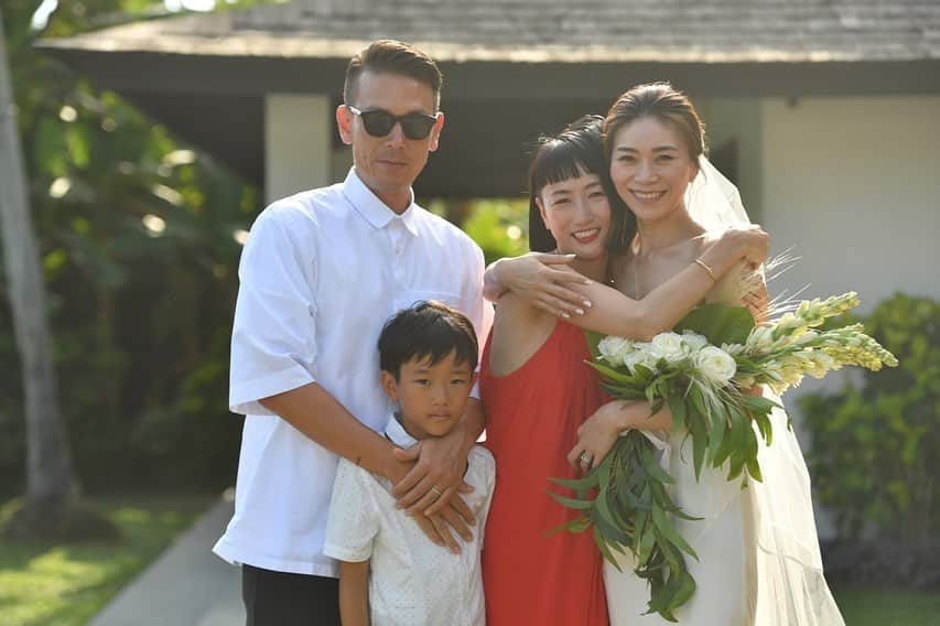 のインスタグラム：「・ 「OK！わかった！行くね！いつ？」 ・ バリで結婚式を挙げると伝えたら、たったこれだけの言葉で返してくれた友人たち。  皆んな当たり前に仕事があって忙しいはずなのに、誰一人詳細も聞かず二つ返事で。  全く違う性格で、仕事も趣味もましてや同級生でもないけど、共通点があるとしたら私たちに何かあれば、一目散に飛んできてくれるところなのかもしれません。 ・ 「友達の定義があるなら、困難な時に側にいる友達こそ本当の友達だと思う。ここにいる人たちはみんなそんな時に側にいてくれました。」 ・ 彼がスピーチで言った言葉が全てだったな😊 ・ 初めましての友達たちが一瞬で20年来の友のように深く関わってくれたのも嬉しかった。誰一人、気を使うことなく自由に気ままに思うがままに過ごしてくれてありがとう！！ ・ ・ ・ #kumibaliwedding」