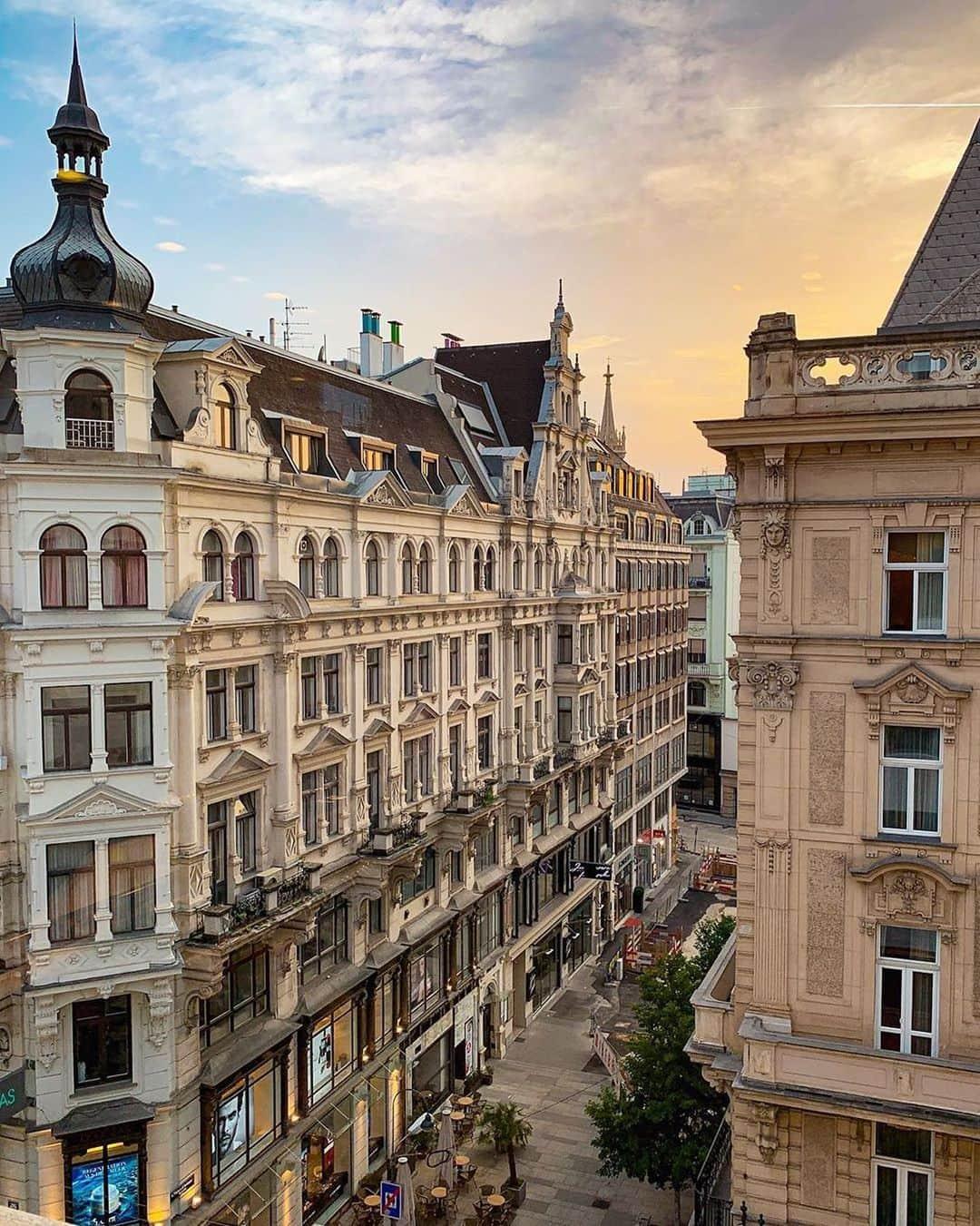 Wien | Viennaさんのインスタグラム写真 - (Wien | ViennaInstagram)「The beautiful buildings in #Vienna. Where in the world are you today? Comment with the flag! 🇦🇹🌎 by @matjourney #ViennaNow」8月14日 19時47分 - viennatouristboard