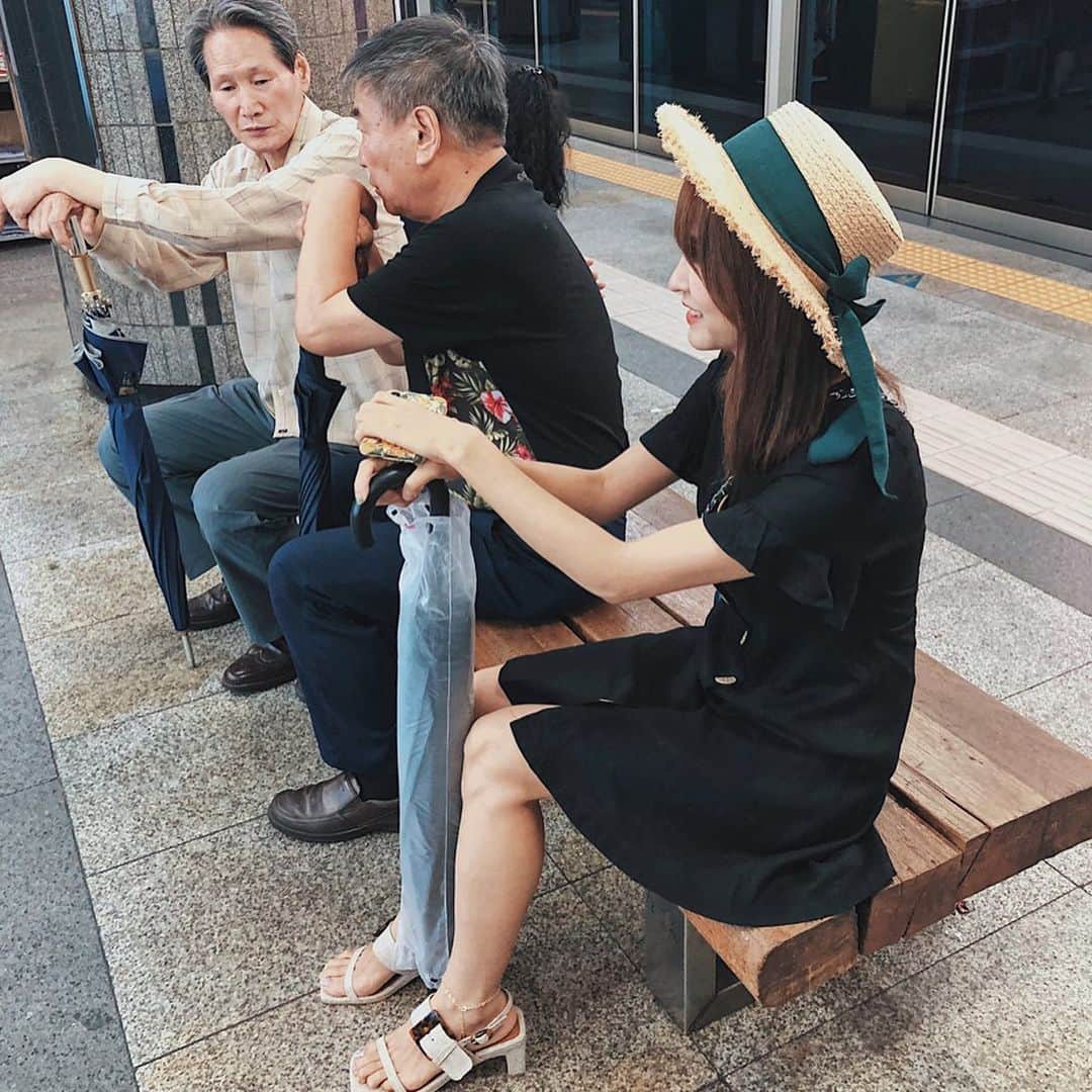 郭圈圈さんのインスタグラム写真 - (郭圈圈Instagram)「跟等車阿伯撞傘🌂的一天😂😂😂我在假裝我們是朋友 但大概有被排擠的現象🤔 . . . . . . .  #summerlook#seoulcafe#地鐵 #lea_korea #leainseoul#cafe#cafeshopping#seoul#韓國#cafeseoul#seoulview#seoulkorea #bathtub#teatime#outfit#lea_outfit#ootd#seoulootd#taiwanootd#style#lookoftheday #穿搭#波波泡菜日記#波波打卡#乙支路三街#euljiro3ga#euljiro3gacafe」8月14日 19時39分 - helloiamlea