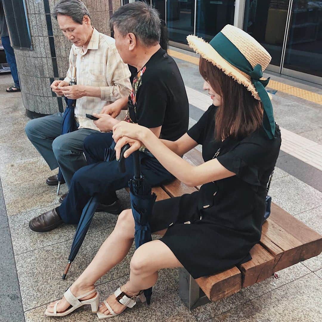 郭圈圈さんのインスタグラム写真 - (郭圈圈Instagram)「跟等車阿伯撞傘🌂的一天😂😂😂我在假裝我們是朋友 但大概有被排擠的現象🤔 . . . . . . .  #summerlook#seoulcafe#地鐵 #lea_korea #leainseoul#cafe#cafeshopping#seoul#韓國#cafeseoul#seoulview#seoulkorea #bathtub#teatime#outfit#lea_outfit#ootd#seoulootd#taiwanootd#style#lookoftheday #穿搭#波波泡菜日記#波波打卡#乙支路三街#euljiro3ga#euljiro3gacafe」8月14日 19時39分 - helloiamlea