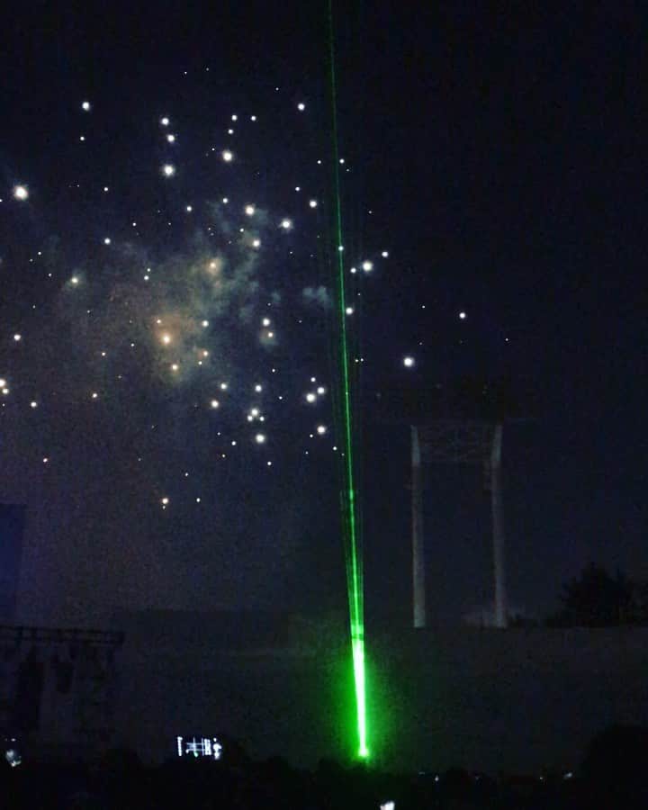 のインスタグラム：「😊✨✨ #花火 #花火大会 #夏 #花火🎆 #🎆 #神宮花火大会 #東京 #beautiful #girl #awesome #outdoors #amazing  #神宮 #picoftheday #light  #神宮球場 #写真 #fire #fireworks #japan #summer #ファインダー越しの私の世界」