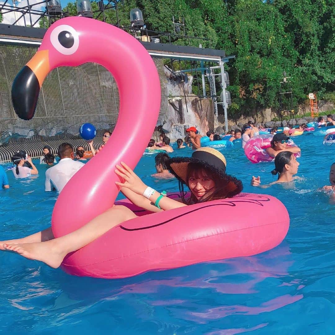 山本瑚々南さんのインスタグラム写真 - (山本瑚々南Instagram)「この前プール開きしてきた🦄 フラミンゴに穴空いてて、この後沈んでったよ... この可愛いリボン付き麦わらは、 @u_dresser さんの🎀  #西武園プール #pool #summer #pic #flamingo #me #instalike #instagood #instalove #cute #pink #l4l」8月14日 19時42分 - yamamoto_kokona