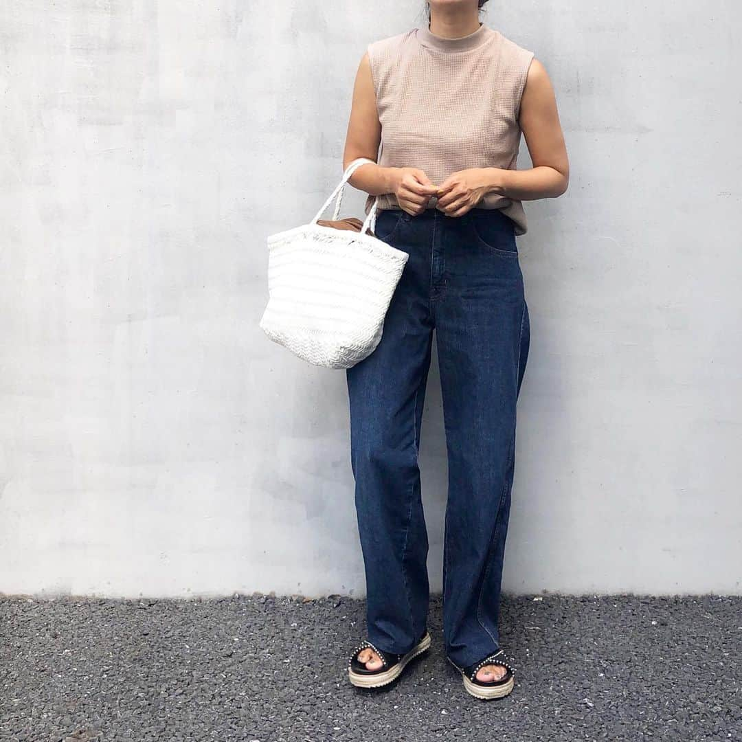 acco.mamaさんのインスタグラム写真 - (acco.mamaInstagram)「⠀ GU×UNIQLO で 超どシンプルの日. ⠀ UNIQLOの #カーブパンツ  ほんとバランス良く見えるし こりゃ買ってよかった𓂬 ⠀ 詳細をblogに५✍⋆* アカウントTOPから飛べます🕊 ⠀ 昨年買ったZARAサンダルが 踏みこむたびに キューキュー鳴くのよねー そろそろ寿命かなぁ…𓀡 ⠀ #gu #gu_for_all_  #ワッフルTノースリーブ #UNIQLO #uniqloginza2019fw  #ワイドフィットカーブジーンズ #ricordi #ZARA ⠀」8月14日 19時44分 - acco.mama