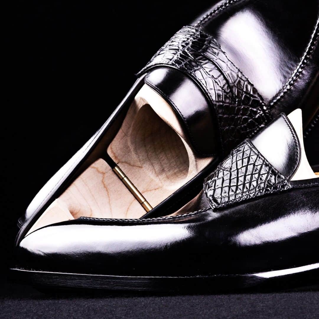 のインスタグラム：「EASY ELEGANCE⠀⠀⠀⠀⠀⠀⠀⠀⠀ ⠀⠀⠀⠀⠀⠀⠀⠀⠀ Projecting an insouciant ease - the brilliance of this loafer reveals itself in its simplicity. ⠀⠀⠀⠀⠀⠀⠀⠀⠀ ⠀⠀⠀⠀⠀⠀⠀⠀⠀ Understated yet impossible to ignore.⠀⠀⠀⠀⠀⠀⠀⠀⠀ ⠀⠀⠀⠀⠀⠀⠀⠀⠀ #mysaintcrispins #saintcrispins #handweltedshoes #shoeporn #forthediscerningfew #madebyhand #oxfordshoes #oxford #patina #sartorial #shoepolish #shoeaddict #croco #crocoloafer #alligatorshoe #alligator」