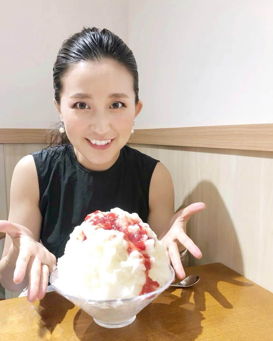 来栖あつこさんのインスタグラム写真 - (来栖あつこInstagram)「おーむらさんから『かき氷食べに行こう🍧』とお誘いしてもらったので、アレコレと調べてみた結果【銀座のジンジャー】に集合。﻿ ﻿ わたくし、お盆も絶賛キャラバンなので、キャラバン終わりで銀座へ駆けつけ、先に向かっていてくれたおーむらさんと合流♡﻿ ﻿ 途中、おーむらさんから『2時間待ち』の連絡を受け、相変わらずのかき氷人気を再確認🥺💦﻿ ﻿ 待ち時間は、お互いの好きなブランドの狙っているアイテムをチェックしに行ったり、百貨店のビューティフロアを見ていたらあっという間に2時間が過ぎたっていう（笑）﻿ ﻿ 長い！って思ったけど、ショッピング挟めばお茶の子さいさいですわ。﻿ ﻿ ﻿ ﻿ いちごかき氷、氷自体に甘めの生姜フレーバーがついていてパクパク一気に食べちゃいました🍧﻿ ﻿ しかし、アラフォーとしては、ハーフサイズ展開を熱望✨🥺✨🍧✨﻿ ﻿ ﻿ ﻿ ﻿ おーむらさん（ @kaori.omura ）といて『姉妹ですか？』と言われる確率…80%﻿ きっと、私が姉🙄💭💭💭﻿ カオリンが妹🙃✨﻿ ﻿ #かき氷 #かきごおりすと ﻿ #銀座かき氷 #銀座のジンジャー#銀座のジンジャーかき氷 #夏#夏のスイーツ#スイーツ#夏休み#銀座﻿ #かき氷は飲みものです #🍧﻿ #リス顔 #猫顔 #たぬき顔 #アヒル口 ﻿ #来栖あつこ ﻿ #atsukokurusu﻿ #やっぱりひかる私のオデコ #オデコレ﻿」8月14日 19時46分 - atsukokurusu