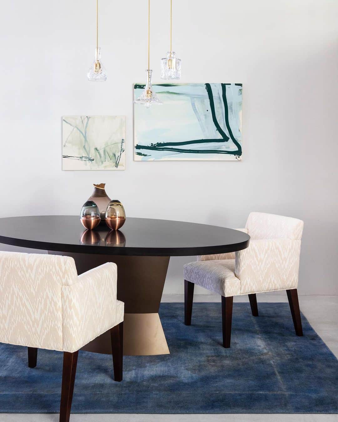 Cassina ixc. (カッシーナ・イクスシー) さんのインスタグラム写真 - (Cassina ixc. (カッシーナ・イクスシー) Instagram)「水辺を思わせるようなラグとアート、そしてガラス素材のペンダントライトやオブジェも涼感を与えてくれるインテリアです。  #cassinaixc #philippehurel #table #chair #dining #diningroom #interior #interiorinspiration #design #rug #art #pendantlight #lifestyle #summervacation  #カッシーナ #カッシーナイクスシー #ダイニング #ダイニングテーブル #インテリア #インテリアコーディネート #インテリアショップ #デザイン #ライフスタイル #アート #夏休み  @cassinaixc_official  カッシーナ・イクスシー直営各店は、8/13-8/16の期間夏季休業とさせていただきます。（8/17より通常営業）」8月14日 19時55分 - cassinaixc_official
