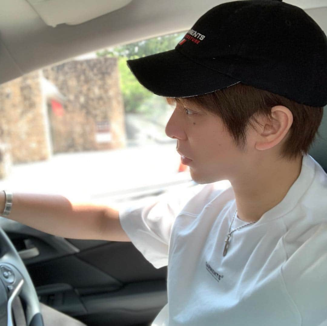 松村淳平さんのインスタグラム写真 - (松村淳平Instagram)「車でどっか連れてってあげる！どこ行きたい？ . #vetements #yomon #ドライブ #ドライブデート」8月14日 19時56分 - jumpei_matsumura