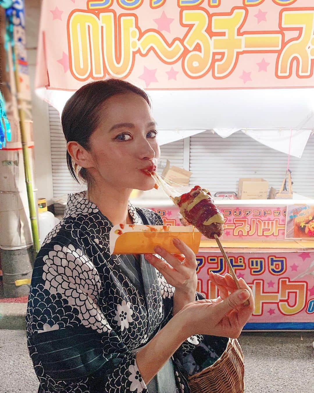 大森美知さんのインスタグラム写真 - (大森美知Instagram)「流行りのチーズドッグ🧀🌭 これよくみんな上手に食べれるね🗯✨ みんなInstagramで可愛く食べてるけど 苦戦しまくりの完食✌🏻浴衣にケチャップコース😂 はじめて食べたけど好きな味だった🤤 やっぱりジャンクフード好きだな💞 ___________________________________ #日本の夏#祭り#屋台#イカ焼き食べたかった #行列すぎ#のびーる#チーズドッグ #Instagram#大森みち#summer」8月14日 20時00分 - michi_oomori_official