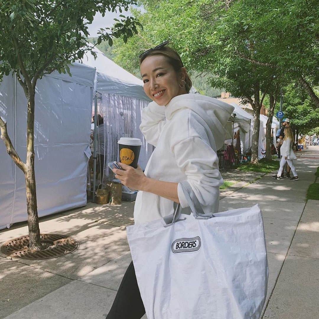 BORDERS at BALCONYのインスタグラム：「@akinyc さん、@bordersatbalcony_official の #トートバッグ で素敵なコーディネート、ありがとうございます‼⁠⠀ 軽くてたくさん入るので、ビーチ以外のシーンでも大活躍間違いなしです！⁠⠀ 今年大人気の #ビーチバッグ は、来年に再発売の予定です。皆さま楽しみにお待ちください‼⁠⠀」