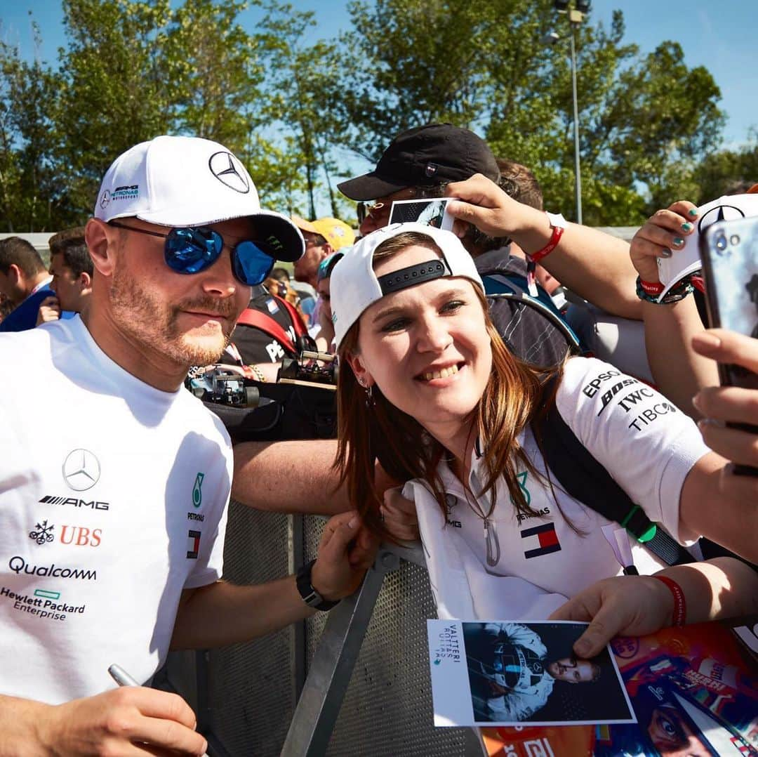 MERCEDES AMG PETRONASさんのインスタグラム写真 - (MERCEDES AMG PETRONASInstagram)「It’s been a good year for selfies so far in 2019! 😁😎🤳 Managed to grab a shot with the boys yet... 😉 • #MercedesAMGF1 #MercedesBenz #F1 #PETRONASmotorsports #LH44 #VB77 #DrivenByEachOther」8月14日 20時06分 - mercedesamgf1