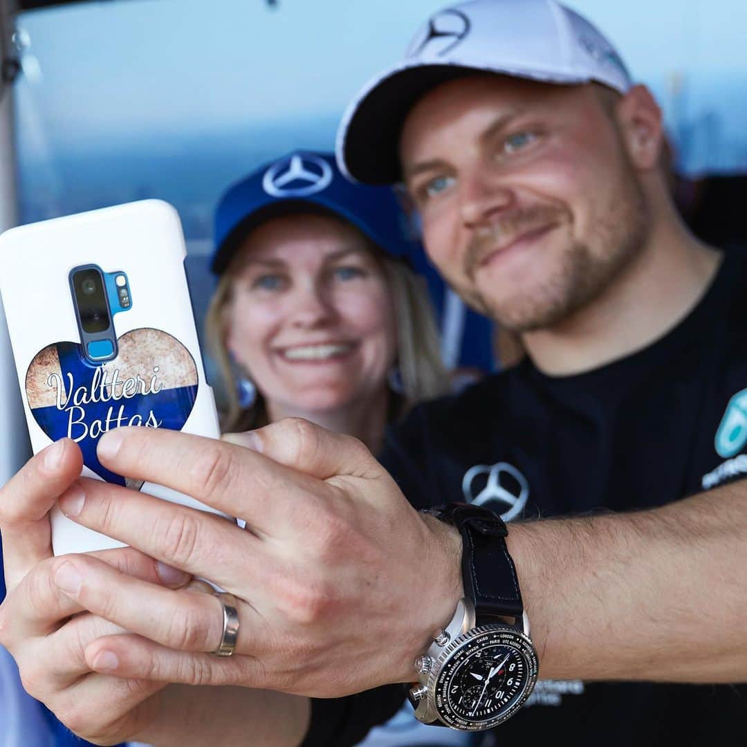 MERCEDES AMG PETRONASさんのインスタグラム写真 - (MERCEDES AMG PETRONASInstagram)「It’s been a good year for selfies so far in 2019! 😁😎🤳 Managed to grab a shot with the boys yet... 😉 • #MercedesAMGF1 #MercedesBenz #F1 #PETRONASmotorsports #LH44 #VB77 #DrivenByEachOther」8月14日 20時06分 - mercedesamgf1