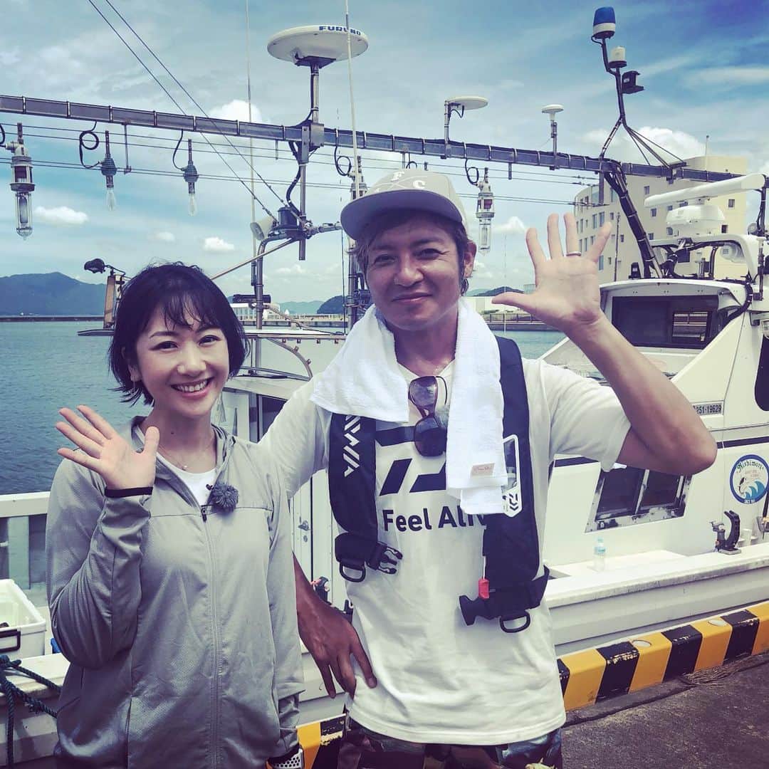 のインスタグラム：「🍀 今回は 釣り好きとして知られる つりの剛士さんこと つるの剛士さんの 若狭の幻の高級魚 リベンジ企画です🎣💨 . 写真は ちょうど釣りから戻って来たときの 一枚📸  果たして  釣果はどうだったのでしょうか‼️ . KBS京都 9/15(日) 午前9:30～10:00放送です💡  私はおまけのお手伝いの人なので ちょこっと映っているかも知れません😎 どうぞお楽しみに💥  #つるの剛士 さん #リベンジ企画 #中山裕子 #圭三プロダクション #FBCアドサービス #kbs #kbs京都 #日テレアックスオン #福井県 #おおい町 #観光スポット #japan ※つるのさんが日焼けしすぎていて、写真加工しないと顔が分からないくらい黒いです😂✨」