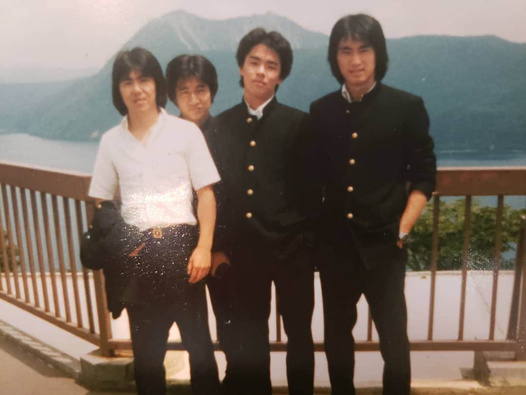藤岡幸夫のインスタグラム：「今日はエンターザミュージックの収録で高校時代の写真を持ってくるように言われたが…それが今ではあーた、あの頃の自分があまりにギザで恥ずかしいですわ…(向かって右端がボクです)  以前書いた高校時代の話 ↓  2013/7/24 「高校生時代」の話  昨日は久しぶりに母校の高校オーケストラに遊びに行って、シューベルトのグレート交響曲を指揮してきた。想像してたより頑張ってて楽しかった！  以前も書いたけど、両親が音楽好きだった影響もあって、僕が指揮者になると決めたのは小４と早かった。  指揮者になると決めてからはそれまでやってたピアノに加えてチェロもはじめさせてもらったが同時に、その時の親の条件は必ず（指揮者になれなかった時のためにも）普通大学を卒業してから音大へ進むこと、高校・大学の受験をしなくてすむ（音楽の勉強に集中できる）中学から大学までの一貫教育の学校へ行くことだった。  無事中学に入ってからは音楽の先生が可愛がってくださり２年生から器楽部オーケストラの指揮者をやらせてもらい、高校に入って1年のときはオーケストラではチェロを弾いてたけど、自分で上級生や大学生まで巻き込んでオーケストラを組織して文化祭などで指揮してた。  ２年の時はプロになる専門的な勉強にもっと集中したいからとオーケストラは休部して、弟子入りを許してくださった小林研一郎先生や小澤征爾さんのリハーサルに授業をさぼってよく見学に行った。  とにかく今思うととんでもなく生意気だった。  1年の時から恋もいっぱいした。まず３年生のヴィオラの先輩に憧れ、ダメだとわかると同じ３年生のヴァイオリンの先輩を好きになったがこちらもオケの中に彼氏がいて撃沈した。  ３年生になってオーケストラ部に戻って指揮者をしてた頃の彼女は、２年生の終わりに毎朝地下鉄の中で顔を合わせてた可愛い女子高生だった。バレンタインデーにチョコレートをプレゼントしてくれたのがきっかけで話をするようになり、いつのまにか音楽の次に彼女に夢中になった。  彼女の家は成城で、当時小澤征爾さんと新日本フィルが成城学園でよくリハーサルしてて、こっそりリハーサルを見学してから彼女と待ち合わせして彼女の家に行ったり近くでデートした。  当時は携帯やメールなんてなかったからよく手紙のやりとりもした。僕はおおいに自分の夢を手紙で語った。僕は当時クラシック以外は音楽じゃないと思ってが、彼女はクラシックにはあまり興味なくて、ある日僕にオフコースのＬＰを貸してくれた。初めて聴いた小田和正の歌声とオフコースのサウンドは衝撃だった。それから山下達郎やサザン、ユーミンも聴くようになった…  その彼女は３年生の終わりに僕に別れを告げた。手紙に書いてあった別れる理由のひとつが僕のファッションセンスがダサいことだった（当時僕はいつも指揮者の流行ファッションを真似てタートルネックをよく着てた）。かなりショックだった…  ３年生の終わりの定期演奏会で指揮したのはローエングリン前奏曲、大学祝典序曲にブラームス1番でゲネプロに小林研一郎先生が聴きに来てくださり、みんな凄く興奮したのが高校生最後のいい思い出だった（僕のはちゃめちゃな指揮に先生はただただ呆れ返っていらしたが…） 昨日は久しぶりに３３年間全く変わらない校舎に入って、可愛い後輩くんたちが演奏する姿を目にしながらいろいろな思い出が蘇ってすごく懐かしかった。  みんなありがとう！定演に向けて頑張ってください！  それではまた！！ ＰＳ あの頃はみんな生意気で学校帰りに渋谷に繰り出してお酒を飲んだり煙草を吸ってたけど、今の生徒さんたちは見るからに真面目でちょっと驚いた。大体僕はあんな高校生活してて落第しなかったのは本当に奇跡だと思ってる…。」