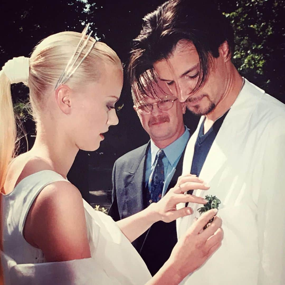 フランツィスカ・クヌッペさんのインスタグラム写真 - (フランツィスカ・クヌッペInstagram)「14.08.1999 .... 20 years wedding anniversary ❤️💋✨🙌🏻 feels like yesterday ☺️ Thank you @chrismoesi for being by my side through thick and thin, ups and downs, and for you love and support. 😘 Thank you for our wonderful daughter Mathilda and for being the best dad to her. . . . 20 years ago we had the best party with our families ( some of them are gone already 😢) and friends.  Thanks to all of them for going this way with us and continuing... 😊 #20yearsmarried #20hochzeitstag #enjoylife #everysecond」8月14日 20時12分 - franziskaknuppe