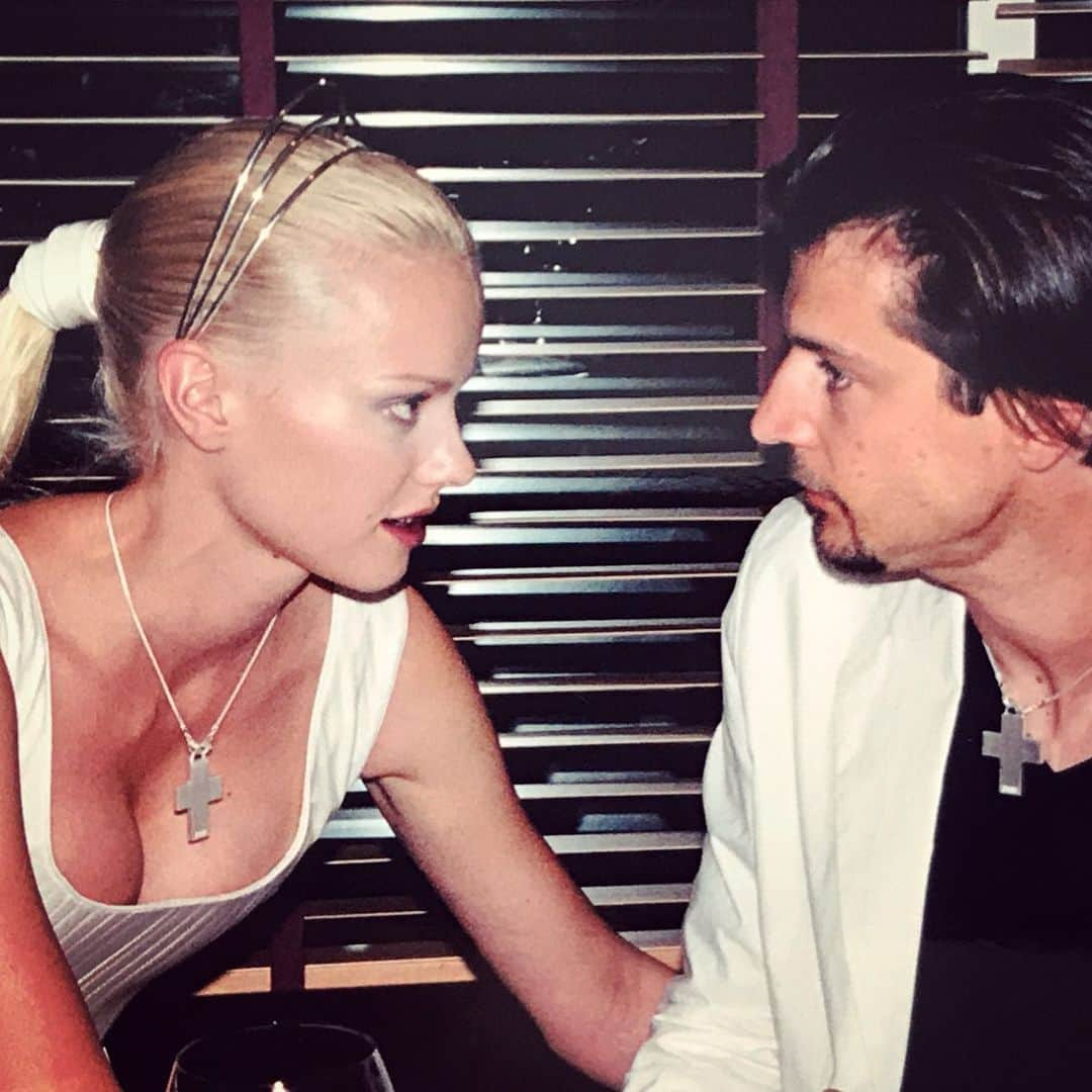 フランツィスカ・クヌッペさんのインスタグラム写真 - (フランツィスカ・クヌッペInstagram)「14.08.1999 .... 20 years wedding anniversary ❤️💋✨🙌🏻 feels like yesterday ☺️ Thank you @chrismoesi for being by my side through thick and thin, ups and downs, and for you love and support. 😘 Thank you for our wonderful daughter Mathilda and for being the best dad to her. . . . 20 years ago we had the best party with our families ( some of them are gone already 😢) and friends.  Thanks to all of them for going this way with us and continuing... 😊 #20yearsmarried #20hochzeitstag #enjoylife #everysecond」8月14日 20時12分 - franziskaknuppe