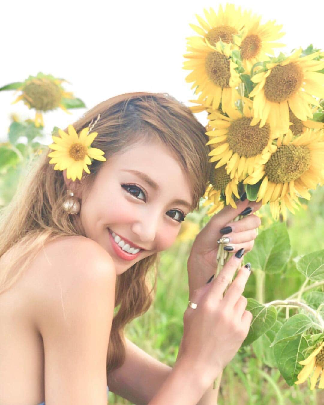 武田静加さんのインスタグラム写真 - (武田静加Instagram)「﻿ ﻿ ﻿ 🌻向日葵畑〜2💛。﻿ ﻿ ﻿ ﻿ #伊佐沼東岸花畑﻿ 向日葵摘んでOKなの💛﻿ ﻿ ﻿ ﻿ #武田静加#モデル#ヨガインストラクター﻿ #hairmake#make#makeup#カラコン#ヘアメイク#メイクアップ#向日葵#🌻#向日葵畑#sunflower#style#巻き髪#japan#日本#summer#夏#ootd#fashion」8月14日 20時21分 - takedashizuka0517