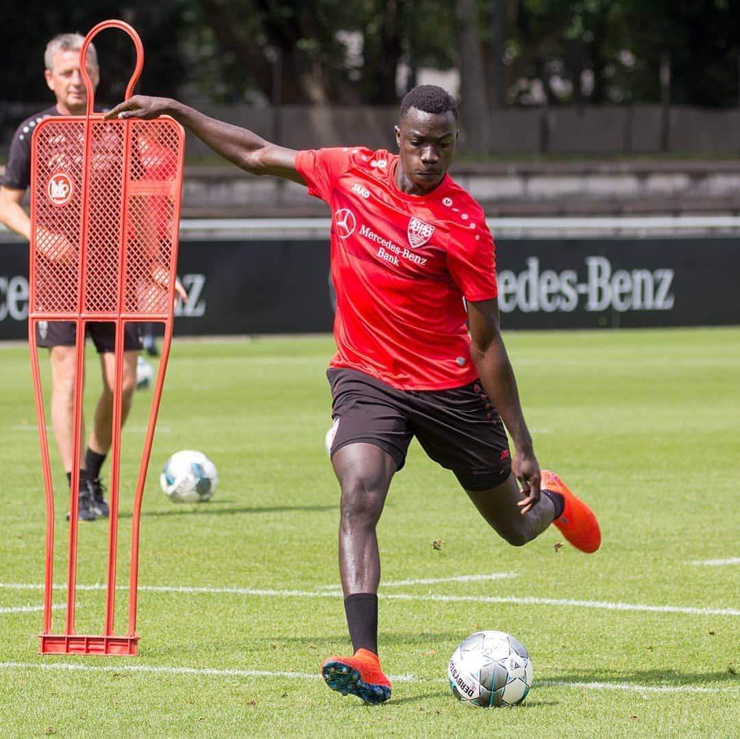 VfBシュトゥットガルトさんのインスタグラム写真 - (VfBシュトゥットガルトInstagram)「⚽️👍 Am Ball beim nicht-öffentlichen Mannschaftstraining an diesem Mittwoch: unser Neuzugang Silas #Wamangituka. #VfB #vfbstuttgart #vfbstuttgart1893 #training #silaswamangituka #welcome #VfBInsta」8月14日 20時15分 - vfb