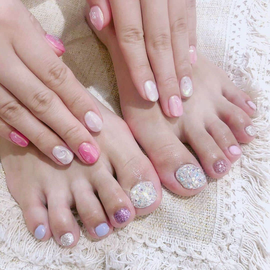 根岸愛さんのインスタグラム写真 - (根岸愛Instagram)「爪が伸びたので newネイル💅 lapis新宿店さんにて 担当はmanamiさん(@lapis_manami ) 前回のネイルが好みすぎたのでちょっとだけ変えてみました🥳💕 #nail #lapisnail #summernail #millernail #footnail #ネイル #フットネイル #ミラーネイル #アシンメトリーネイル」8月14日 20時16分 - negishiai927