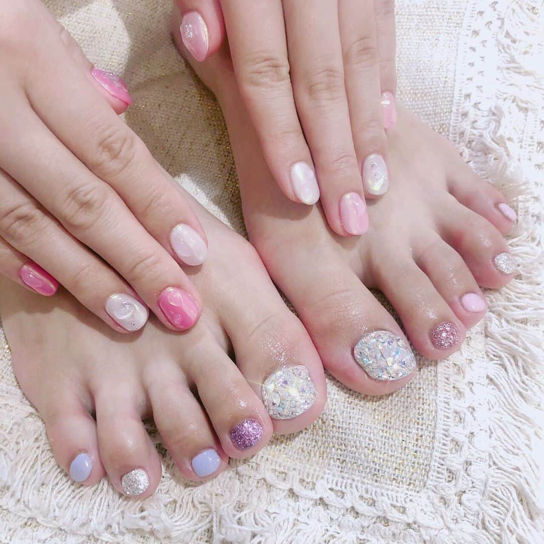 根岸愛のインスタグラム：「爪が伸びたので newネイル💅 lapis新宿店さんにて 担当はmanamiさん(@lapis_manami ) 前回のネイルが好みすぎたのでちょっとだけ変えてみました🥳💕 #nail #lapisnail #summernail #millernail #footnail #ネイル #フットネイル #ミラーネイル #アシンメトリーネイル」