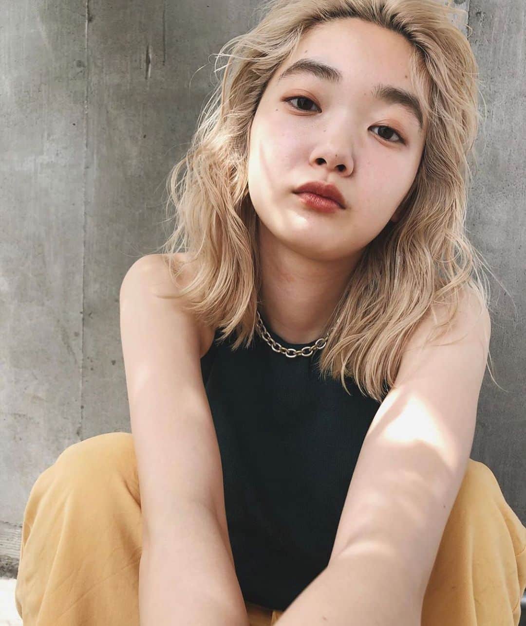 カワシリアツシのインスタグラム：「夏はハイトーン◎ 初回30%OFF ２回目20%OFFです☺︎ ・ ・ ・ ・ブリーチの回数がわからない。 ・値段が気になる。 ・ダメージが心配。など なんでもご気軽にご相談ください😊 ・ ご予約やご相談はDM・LINEにて待ちしております。 ・ ・ ・  #アディクシー #イルミナカラー  #外国人風カラー #ミニボブ #切りっぱなしボブ #ハイライト #外ハネあ #グラデーション #外国人風 #ポートレート #美容室 #美容院 #美容学生 #撮影 #東京 #渋谷  #ショートヘア #グレージュ  #ブルージュ #ブリーチ #portrait #フィルムカメラ #hairstyle #ショートカット #haircolor #ハイトーン #데일리룩 #时尚 #แฟชั่น#デジキュア」