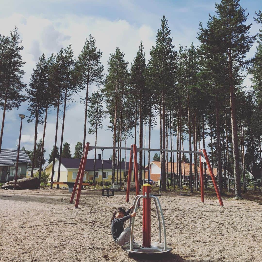 蒼井里紗さんのインスタグラム写真 - (蒼井里紗Instagram)「今週からはヘルシンキを離れて、 ロヴァニエミという北極圏の町に来ています。  山を散策。 エノクや野うさぎやリスと出会えました。  #フィンランド  #フィンランド旅行  #ラップランド  #ロヴァニエミ  #家族で海外  #3人育児奮闘中」8月14日 20時19分 - risaoi328