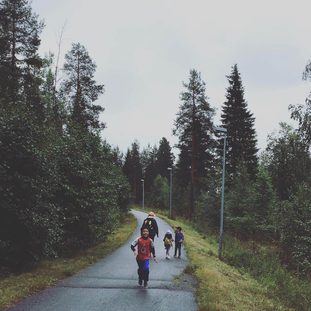 蒼井里紗さんのインスタグラム写真 - (蒼井里紗Instagram)「今週からはヘルシンキを離れて、 ロヴァニエミという北極圏の町に来ています。  山を散策。 エノクや野うさぎやリスと出会えました。  #フィンランド  #フィンランド旅行  #ラップランド  #ロヴァニエミ  #家族で海外  #3人育児奮闘中」8月14日 20時19分 - risaoi328
