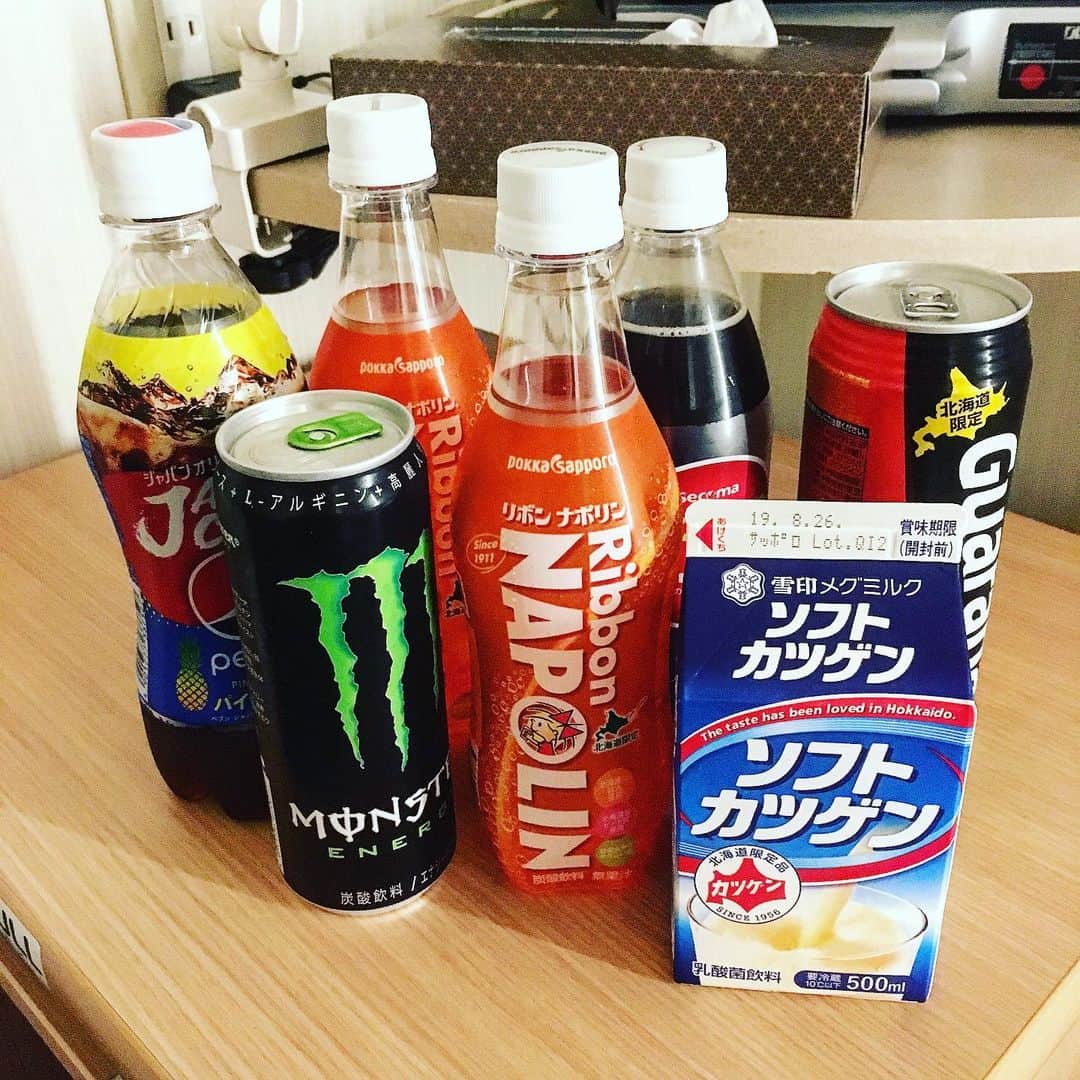 のインスタグラム：「夜はこれからだぜ？  #ジュース飲んで寝る」