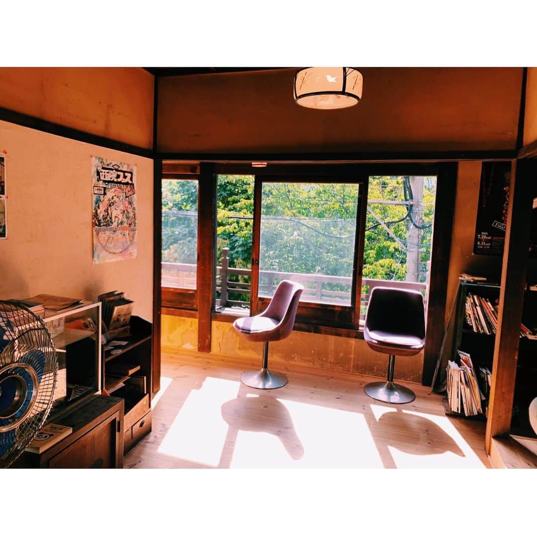 清水みさとさんのインスタグラム写真 - (清水みさとInstagram)「昨日大阪に来て、開店と同時に京都の「サウナの梅湯」いった♨️ 浴場に太陽の光が差しこむ銭湯がすごく好きでさらに、サウナ室の窓からも太陽感じれるサウナの梅湯。自然光のサウナ室って最高。。サウナと水風呂を1時間、2階でふわふわしてまた、サウナと水風呂でしめました。。幸せの絶頂。。 やはり関西にきて、梅湯を素通りするなんて！できない！！ この2階みたいな家に住みたい。。 #サウナ #サウナイキタイ #サウナの梅湯 #京都の銭湯ハイレベル」8月14日 20時31分 - misatoshimizu35