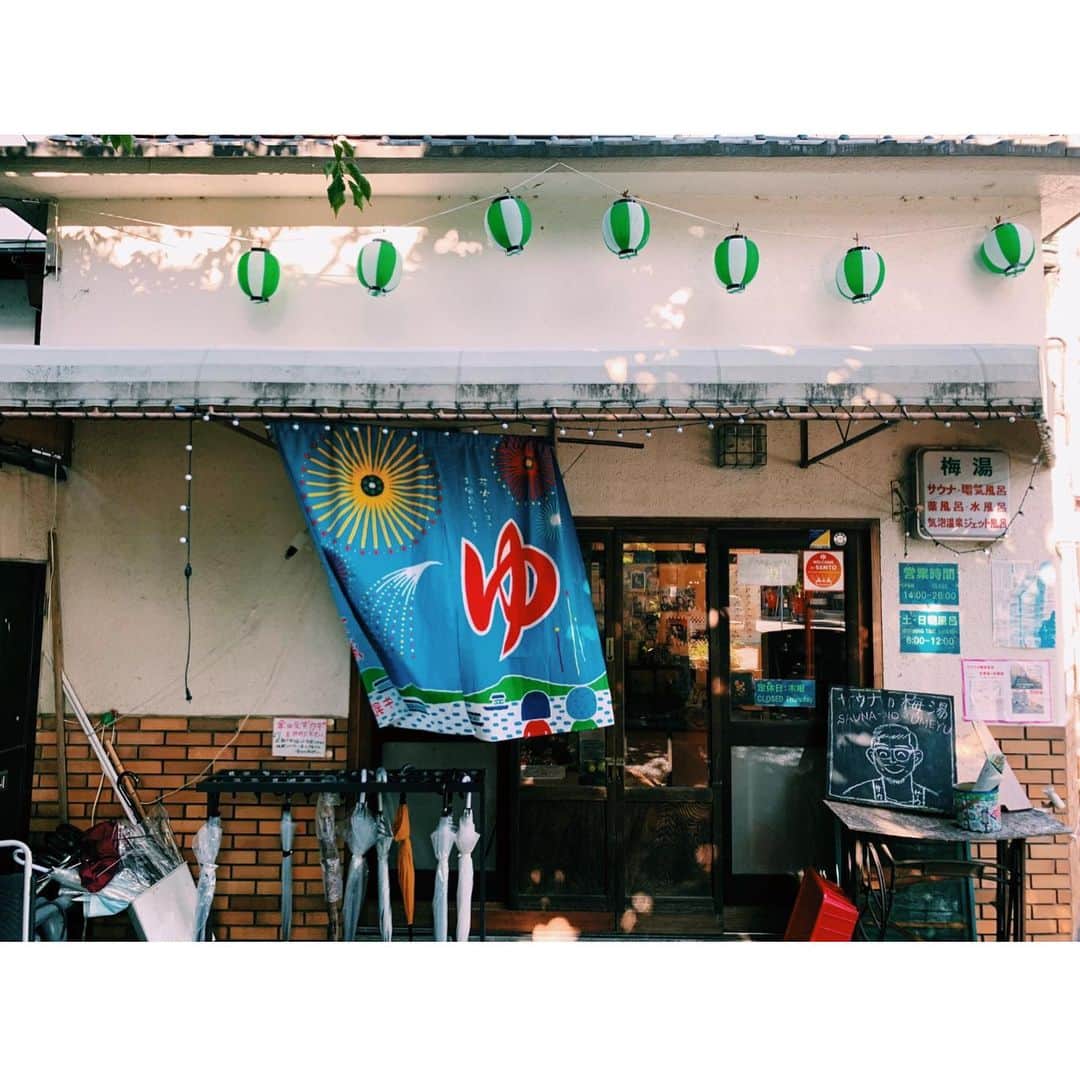 清水みさとさんのインスタグラム写真 - (清水みさとInstagram)「昨日大阪に来て、開店と同時に京都の「サウナの梅湯」いった♨️ 浴場に太陽の光が差しこむ銭湯がすごく好きでさらに、サウナ室の窓からも太陽感じれるサウナの梅湯。自然光のサウナ室って最高。。サウナと水風呂を1時間、2階でふわふわしてまた、サウナと水風呂でしめました。。幸せの絶頂。。 やはり関西にきて、梅湯を素通りするなんて！できない！！ この2階みたいな家に住みたい。。 #サウナ #サウナイキタイ #サウナの梅湯 #京都の銭湯ハイレベル」8月14日 20時31分 - misatoshimizu35