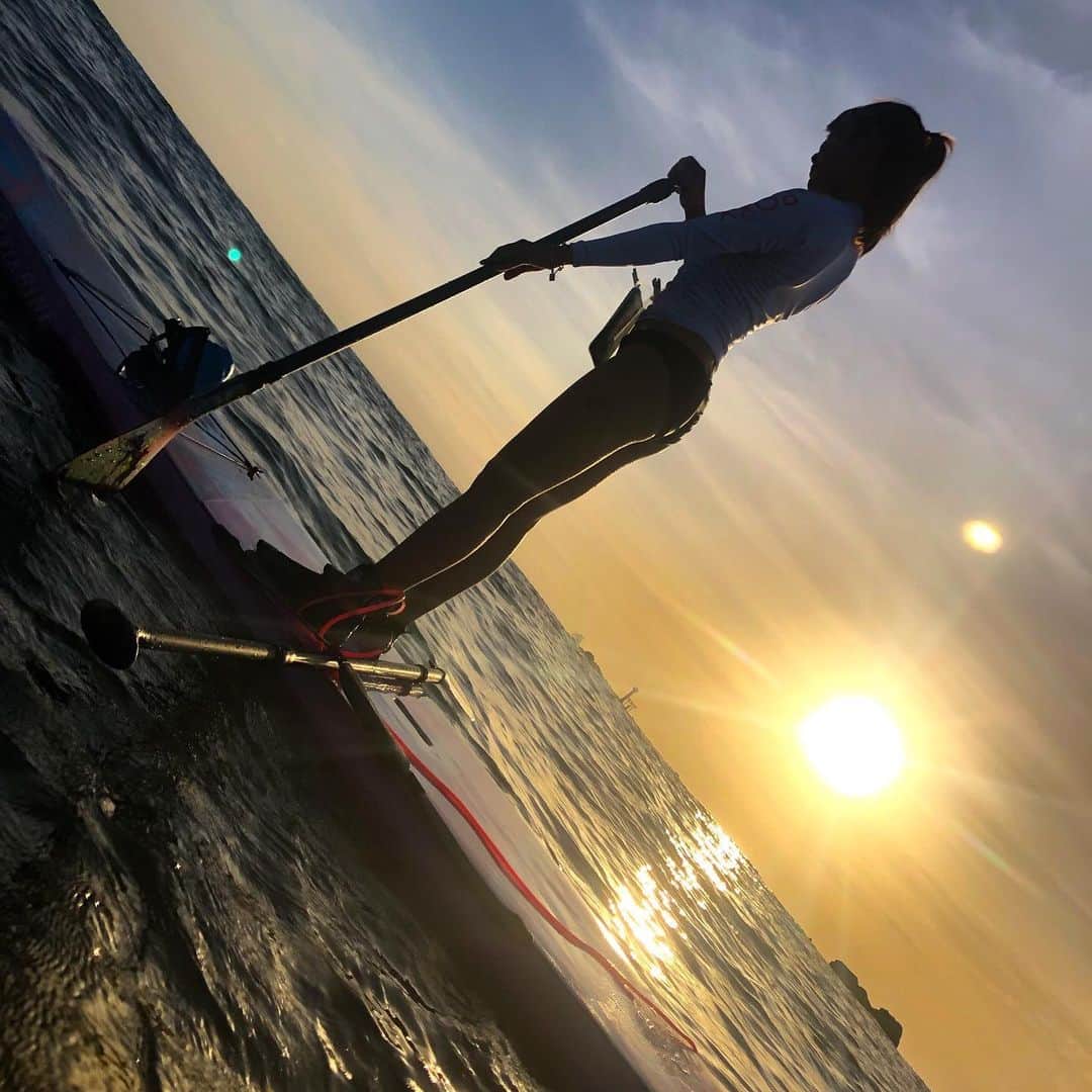 長谷川朋美さんのインスタグラム写真 - (長谷川朋美Instagram)「自宅から歩いて1分のビーチから#サンセットSUP に出ました✨ 初めての#マイサップ ♡ ピンクのボードで可愛いの😍 ・ 葉山のサンセットは本当に最高。 毎日#富士山 を拝める幸せ✨ ・ 次回は#SAPサーフィン に挑戦したいなぁ🌈 ・ #最高 #sunset #SUP #sunsetsup #hayama #beach #hayamalife #beachlife #海辺の暮らし #resortlife #mtfuji #真名瀬 #葉山」8月14日 20時24分 - hasegawa.elena.tomomi