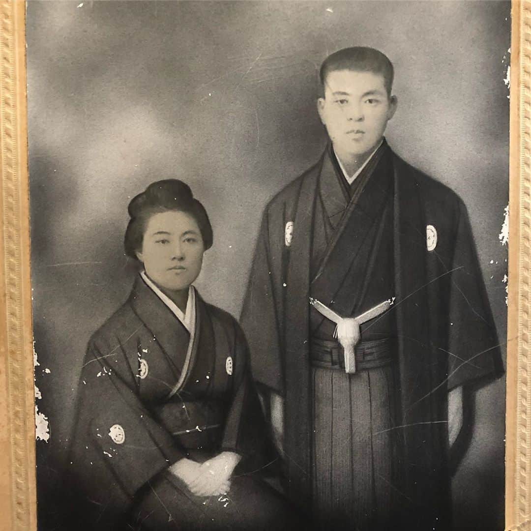 YOPPYさんのインスタグラム写真 - (YOPPYInstagram)「. . 今日は京橋駅空襲の慰霊祭が行われた 今年95歳になるおばあちゃんは 毎年 友人の写真や家族の写真とともにこの慰霊祭に参加する  おばあちゃんが話す  74年前の今日 もぅ終戦すると街中にアナウンスが流れていたことから 戦争はもぅ終わったんだと思いながら過ごしていた  その時おばあちゃんは郵便局員さん おばあちゃんの勤め先は大阪市の郵便局で その建物は鉄筋で出来ていた  それはもぅ 雨がザーーーッと降ってるかのように 本当に雨のように 爆弾が降っていた  勤め先が鉄筋で出来ていたから 助かったと話している  その後 苦しむ人 亡くなられている人達を 践まぬよう 家まで歩いて帰る  そんな日だったと言っていた  終戦すると聞いていて 何故 また空襲が起きたんだろう と幼い頃から ひどいなぁと思っていた  でもおばあちゃんが話す  ひどいも何もない 戦争やもん と  目をつむる間もなく涙出る 息を飲む といった感じだった そして 絶対にあかん！  戦争は絶対にあかん！  #京橋空襲 #大阪大空襲  #戦争 #京橋駅空襲被災者慰霊祭」8月14日 20時27分 - yoyoyopico