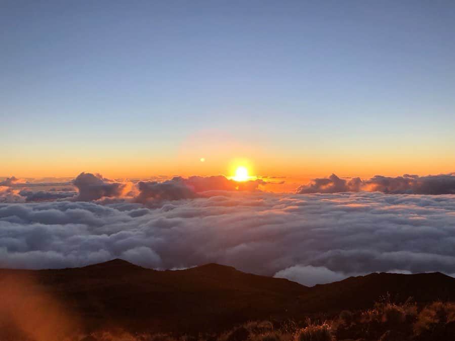 ポーリーヌ・オアロのインスタグラム：「Mon premier 3000m, mon premier sommet et c’est la maison 🇷🇪😍 #PitondesNeiges  My first 3000m, my first summit and it’s home !!! The feeling up there is surreal. Standing for the first time at sunrise at the very top of the island 🕊」