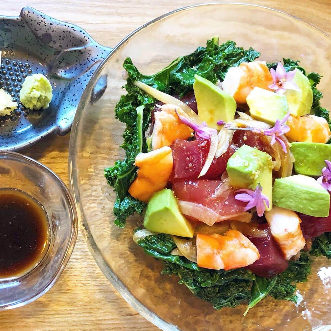 マキ・コニクソンさんのインスタグラム写真 - (マキ・コニクソンInstagram)「じゃじゃ〜ん！ Lunch限定Maki Special  メニューがZiguで始まりました！プリプリの海老にアボカド、マグロ&ケールのコンビネーションがやばいのですわい！雑穀米との相性もバッチリ！👌🏼量は少な目の女子サイズです！ ランチに是非お試しあれ！ #ハワイの美味しいお店のおすそ分け🤙🏼 #ハワイのマキさんスペシャル #私の大好物だらけ！😋#色とりどり💛💚💜❤️」8月14日 20時40分 - makikonikson