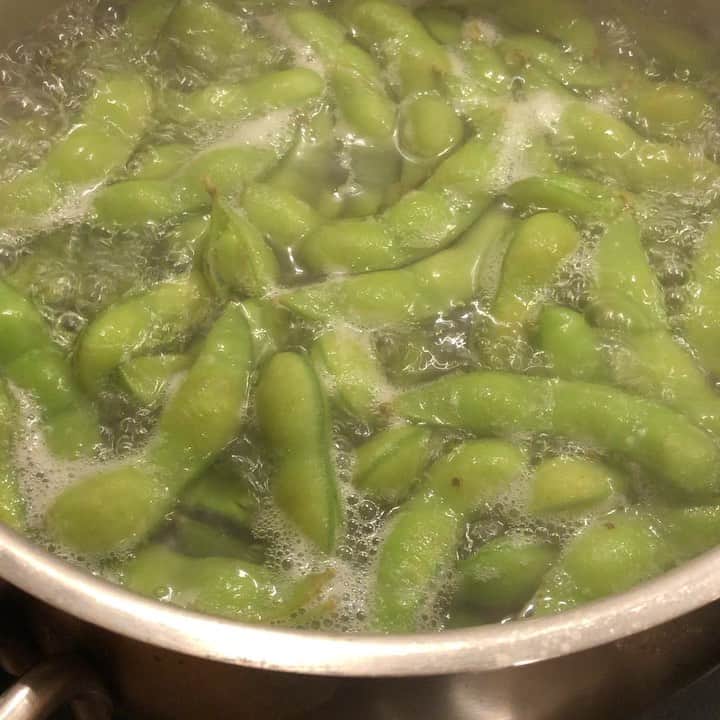 のインスタグラム：「The joy of cooking edamame #edamame  #japanesefood  #summerinjapan  #枝豆」