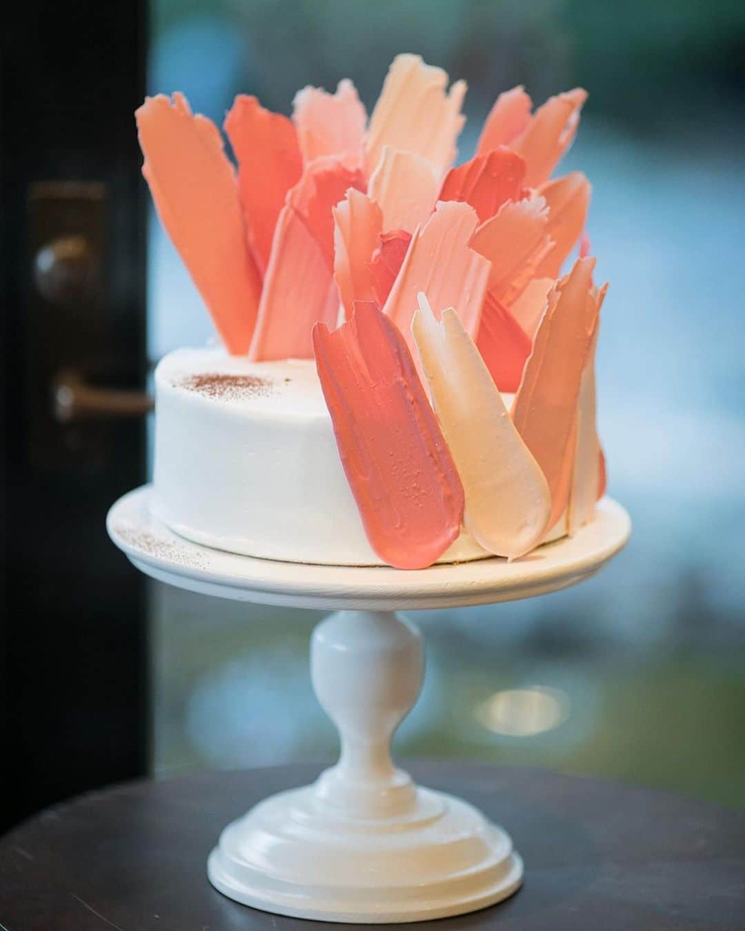 ARCH DAYS Weddingsさんのインスタグラム写真 - (ARCH DAYS WeddingsInstagram)「結婚式と言えば何段重ねにもなったラグジュアリーなウェディングケーキをイメージされる方も多いのでは？しかし、最近は１段のウェディングケーキがおしゃれだと大人気！！﻿ ﻿ ﻿ シンプル志向がトレンドになっているウェディング。ケーキにも洗練されたシンプルなおしゃれさを取り入れてみませんか？✨﻿ ﻿ ﻿ 今回は、とびきりおしゃれな１段ウェディングケーキのアイディアをご紹介します🕊﻿ ﻿ ﻿ ▽このCOLUMNを見るにはストーリーズを☑️﻿ おしゃれな結婚式でよく見る「１段ウェディングケーキ」が可愛い﻿ ﻿ ﻿ ▽ARCH DAYSトップページはこちらから☑﻿ @archdays_weddings﻿ プロフィールのリンクから👰🏻﻿ ﻿ ﻿ ▽バースデー・ベビーシャワーなどの情報を見るなら💁🎉﻿ @archdays﻿ ﻿ ﻿ ----------------------﻿ #archdays #wedding #bridal #weddingcake #weddingcakes #weddingcakeideas #weddingcakedesign #weddingcakesideas #ウェディングケーキ #ウェディングケーキデザイン #ウェディングケーキ装花 #ウェディングケーキトッパー #ウエディングケーキ #ウエディングケーキデザイン #ケーキ #結婚式準備 #ウェディング準備 #結婚式 #ウェディング #ブライダル #プレ花嫁 #プレ花嫁準備 #卒花嫁 #卒花 #2019春婚 #2019夏婚 #2019秋 #2019冬婚﻿ ----------------------﻿ https://archdays.com/column/2019/08/14/45697﻿ ----------------------」8月14日 20時41分 - archdays_weddings