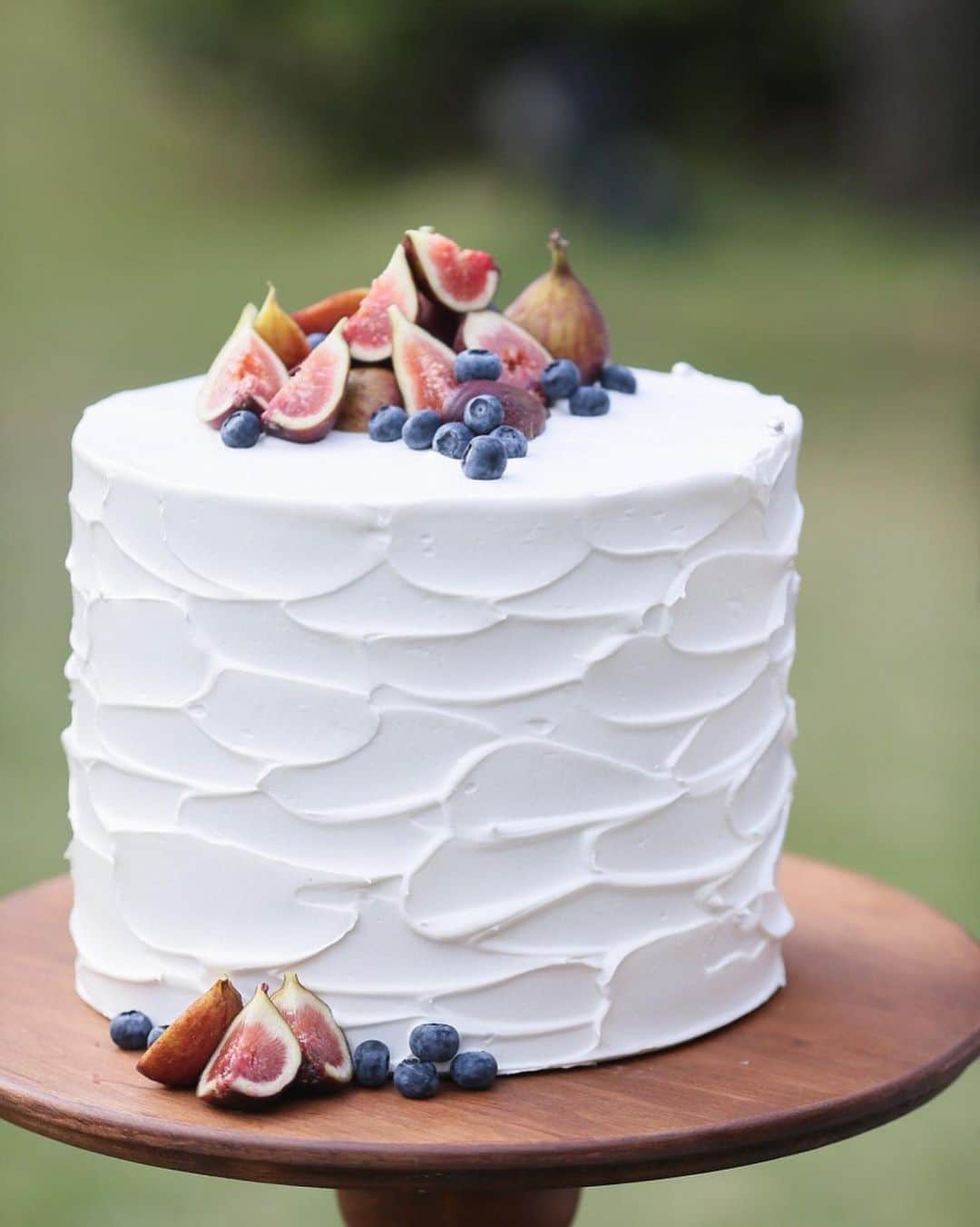 ARCH DAYS Weddingsさんのインスタグラム写真 - (ARCH DAYS WeddingsInstagram)「結婚式と言えば何段重ねにもなったラグジュアリーなウェディングケーキをイメージされる方も多いのでは？しかし、最近は１段のウェディングケーキがおしゃれだと大人気！！﻿ ﻿ ﻿ シンプル志向がトレンドになっているウェディング。ケーキにも洗練されたシンプルなおしゃれさを取り入れてみませんか？✨﻿ ﻿ ﻿ 今回は、とびきりおしゃれな１段ウェディングケーキのアイディアをご紹介します🕊﻿ ﻿ ﻿ ▽このCOLUMNを見るにはストーリーズを☑️﻿ おしゃれな結婚式でよく見る「１段ウェディングケーキ」が可愛い﻿ ﻿ ﻿ ▽ARCH DAYSトップページはこちらから☑﻿ @archdays_weddings﻿ プロフィールのリンクから👰🏻﻿ ﻿ ﻿ ▽バースデー・ベビーシャワーなどの情報を見るなら💁🎉﻿ @archdays﻿ ﻿ ﻿ ----------------------﻿ #archdays #wedding #bridal #weddingcake #weddingcakes #weddingcakeideas #weddingcakedesign #weddingcakesideas #ウェディングケーキ #ウェディングケーキデザイン #ウェディングケーキ装花 #ウェディングケーキトッパー #ウエディングケーキ #ウエディングケーキデザイン #ケーキ #結婚式準備 #ウェディング準備 #結婚式 #ウェディング #ブライダル #プレ花嫁 #プレ花嫁準備 #卒花嫁 #卒花 #2019春婚 #2019夏婚 #2019秋 #2019冬婚﻿ ----------------------﻿ https://archdays.com/column/2019/08/14/45697﻿ ----------------------」8月14日 20時41分 - archdays_weddings