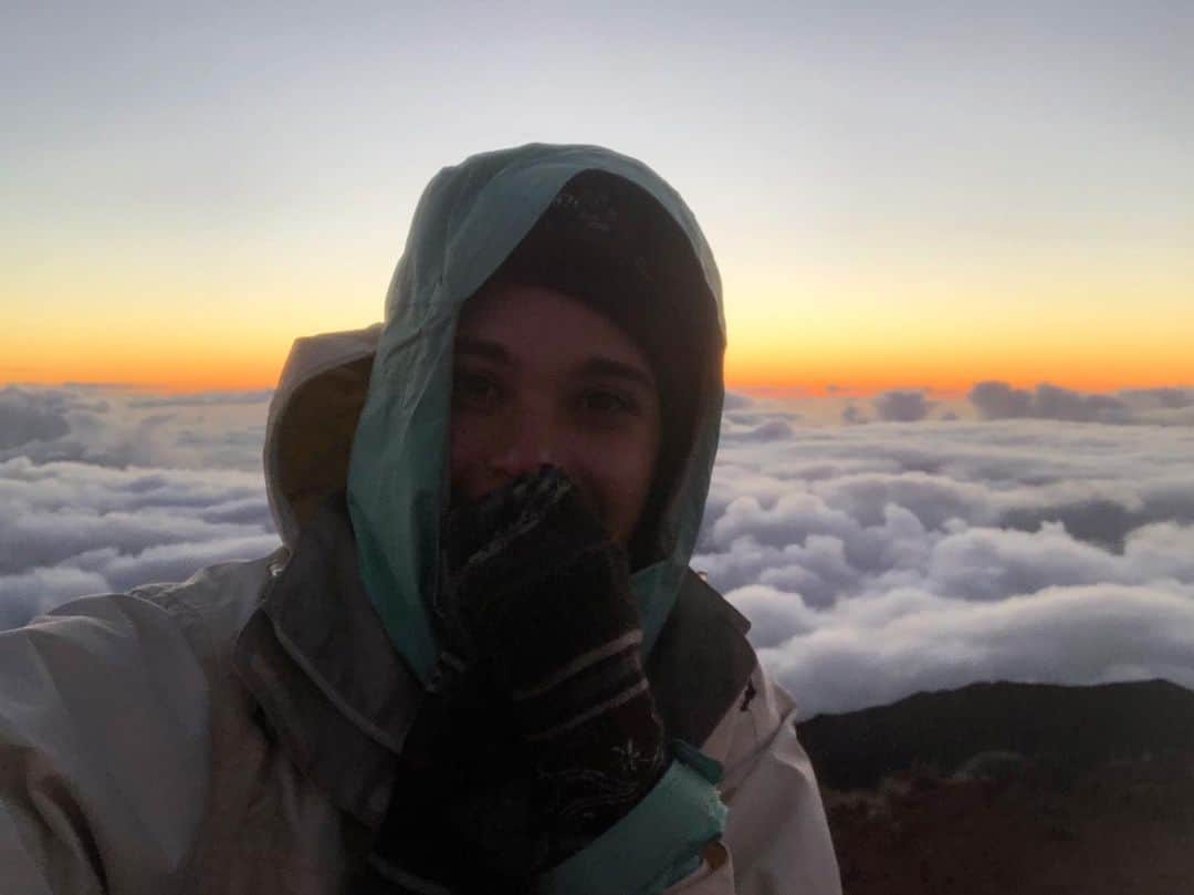 ポーリーヌ・オアロのインスタグラム：「Feels like -5 up here !!! I had to choose a few times between my fingers and memories !!! #gantschaussettes #macgiver #3000m」
