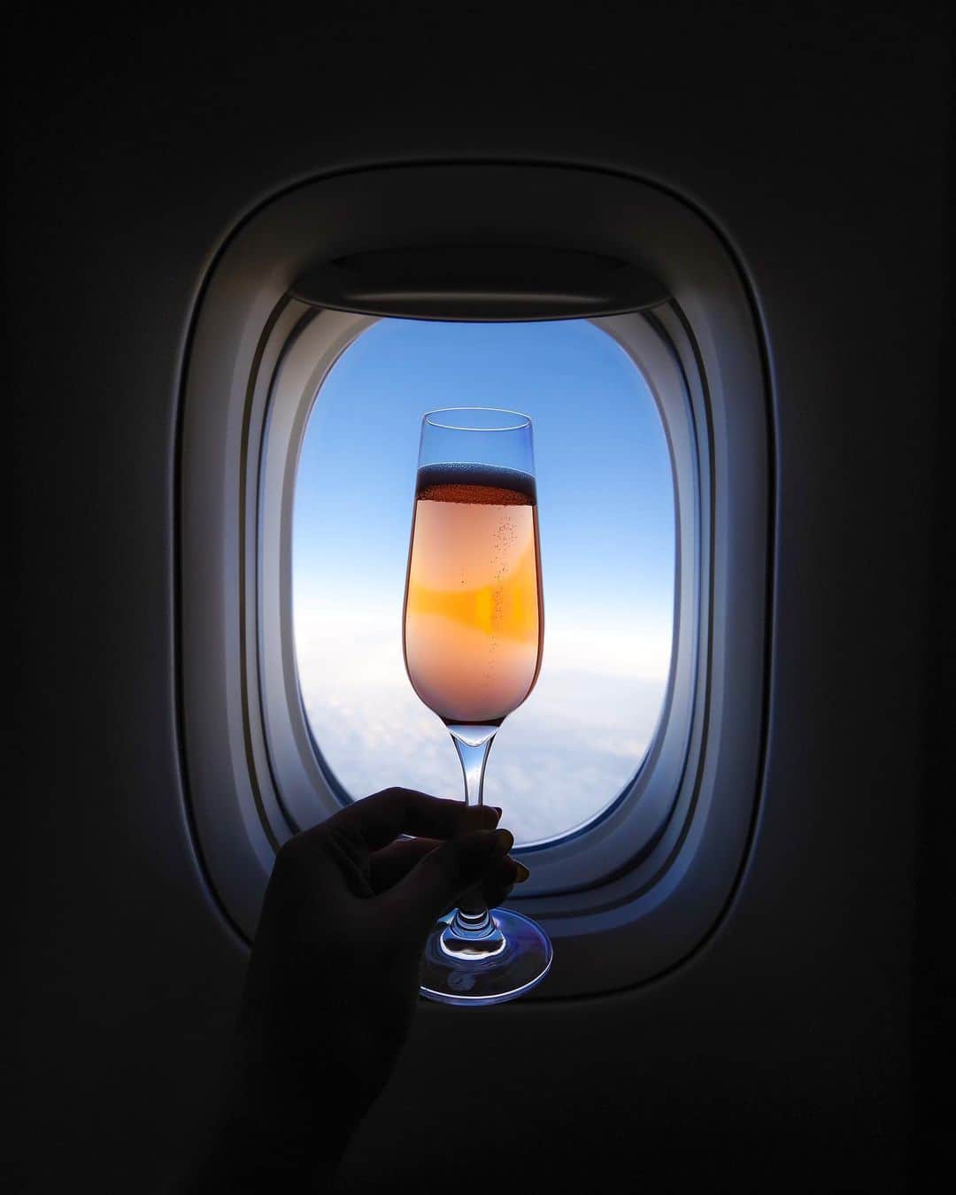 田島知華さんのインスタグラム写真 - (田島知華Instagram)「【Qatar🇶🇦Qatar Airways】 空の上にある、私だけの部屋。 プライベートも含めて一番多く利用している 大好きなエアライン、カタール航空✨ 今年トルコのリゾート地、イズミールに就航したので ドーハ経由で行ってきました！ （イズミールについてはまた別に投稿します♪） 世界一に選ばれているカタール航空のビジネスクラスでは、 部屋で過ごすのと同じように機内でのんびりと寛げます。  座席横のドアを閉めたら自分だけのプライベート空間に。 アメニティポーチもクッションも可愛すぎる…♡ クッションは表裏で英語とアラビア語になってるんです。 往路と復路で違うデザインでした！  そして、空の上のレストラン。 飛行機の中とは思えない彩り豊かで美味しいお料理🍴 特にお魚は和食屋さんで食べるのと変わらないくらい 味のクオリティが高かったです◎ ドリンクの“ハニーデューメロンジュース”は メロンを丸ごと食べているかのように甘くて みずみずしくて果肉たっぷり♡かなりおすすめです！  静かな個室に美味しいご飯とふかふかのブランケット。 10時間どころか20時間、30時間と乗っていられちゃう。 もっと乗っていたくて「まだ着かないで〜！」 と思うほどに幸せなフライトでした🌸 機上の特別な時間は一生の思い出になります☺️ マイルを貯めて、いつかファーストクラスにも乗りたいな…！ Copyright ©︎ TAJIHARU  PENTAX K-1 MarkⅡ  HD PENTAX-D FA 15-30mmF2.8ED SDM WR _ #たじはるトリップ #tajiharu_qatar #カタール #カタール航空 #飛行機 #機内食 #ビジネスクラス #女子旅 #旅ガール #トラベルフォトライター #田島知華 #たじはる #qatar #IzmirTogether #QatarAirways #LikeNeverBefore #airplane #businessclass #wonderful_places #beautifuldestinations #beautifulplace #earthpix #discoverglobe #discoverearth」8月14日 20時45分 - haruka_tajima