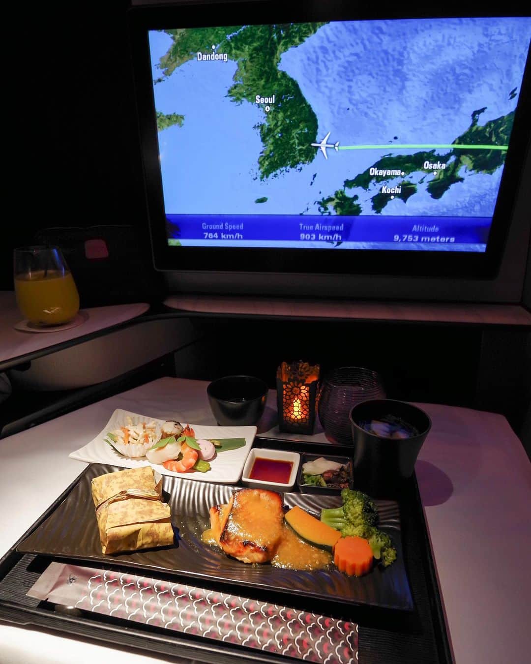 田島知華さんのインスタグラム写真 - (田島知華Instagram)「【Qatar🇶🇦Qatar Airways】 空の上にある、私だけの部屋。 プライベートも含めて一番多く利用している 大好きなエアライン、カタール航空✨ 今年トルコのリゾート地、イズミールに就航したので ドーハ経由で行ってきました！ （イズミールについてはまた別に投稿します♪） 世界一に選ばれているカタール航空のビジネスクラスでは、 部屋で過ごすのと同じように機内でのんびりと寛げます。  座席横のドアを閉めたら自分だけのプライベート空間に。 アメニティポーチもクッションも可愛すぎる…♡ クッションは表裏で英語とアラビア語になってるんです。 往路と復路で違うデザインでした！  そして、空の上のレストラン。 飛行機の中とは思えない彩り豊かで美味しいお料理🍴 特にお魚は和食屋さんで食べるのと変わらないくらい 味のクオリティが高かったです◎ ドリンクの“ハニーデューメロンジュース”は メロンを丸ごと食べているかのように甘くて みずみずしくて果肉たっぷり♡かなりおすすめです！  静かな個室に美味しいご飯とふかふかのブランケット。 10時間どころか20時間、30時間と乗っていられちゃう。 もっと乗っていたくて「まだ着かないで〜！」 と思うほどに幸せなフライトでした🌸 機上の特別な時間は一生の思い出になります☺️ マイルを貯めて、いつかファーストクラスにも乗りたいな…！ Copyright ©︎ TAJIHARU  PENTAX K-1 MarkⅡ  HD PENTAX-D FA 15-30mmF2.8ED SDM WR _ #たじはるトリップ #tajiharu_qatar #カタール #カタール航空 #飛行機 #機内食 #ビジネスクラス #女子旅 #旅ガール #トラベルフォトライター #田島知華 #たじはる #qatar #IzmirTogether #QatarAirways #LikeNeverBefore #airplane #businessclass #wonderful_places #beautifuldestinations #beautifulplace #earthpix #discoverglobe #discoverearth」8月14日 20時45分 - haruka_tajima