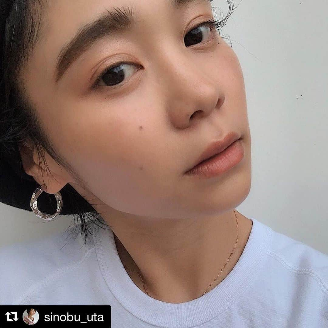 cosme_beauty_ssさんのインスタグラム写真 - (cosme_beauty_ssInstagram)「エスティ　ローダーで作る、秋にぴったりなセミマット肌を紹介してくれるのは、モデルの忍舞 @sinobu_uta さん。仕上がりに差がつくファンデの”付け方”は必見です！ #Repost @sinobu_uta with @get_repost ・・・ ESTĒE LAUDERのダブル ウェア ステイ イン プレイス メークアップを使ってみました👍 すごく伸びが良くてつけた感がなくて、でもカバーされてた！！ あと、色が豊富なのが凄くいい✨白い人はもちろんだけど、これなら日焼けしても色があるww ちなみに撮影の時は、わたしは36番でした☀️ このHOW TO MOVIEは西武・そごうの特設サイトでもみれます💚 そのままお買い物もできるからチェックして見てね〜〜 ・ ・ ・ ・ #エスティーローダー #seibu #sogo #西武のデパコス  #そごうのデパコス #秋コスメ #beautyismine #PR ＠cosme_beauty_ss」8月14日 20時46分 - seibu_sogo_biryuhyakkaweb