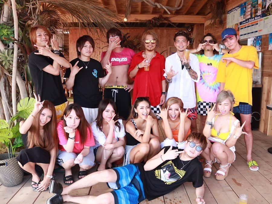 鈴木愛美さんのインスタグラム写真 - (鈴木愛美Instagram)「🌺🌴🌺🌴🌺🌴🌺🌴🌺 . PEACE BBQ🍖in.yuigahama . やっと晴れた日にBBQが出来ました♡ 雨女2人が欠席だったからかしら？w （ @yunaaaaa.x @aoi1230i ☔️） . お昼から夜までずーっと 楽しんだBBQdayでしたっ🍖✨ . . 今年もPEACE旅行決まったから 楽しみでしょーがない😍❤️💕 . . . #PEACE #BBQ #yuigahama #sunnycafe #sunnygoodshops」8月14日 20時47分 - x.manya.x