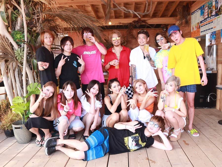 鈴木愛美さんのインスタグラム写真 - (鈴木愛美Instagram)「🌺🌴🌺🌴🌺🌴🌺🌴🌺 . PEACE BBQ🍖in.yuigahama . やっと晴れた日にBBQが出来ました♡ 雨女2人が欠席だったからかしら？w （ @yunaaaaa.x @aoi1230i ☔️） . お昼から夜までずーっと 楽しんだBBQdayでしたっ🍖✨ . . 今年もPEACE旅行決まったから 楽しみでしょーがない😍❤️💕 . . . #PEACE #BBQ #yuigahama #sunnycafe #sunnygoodshops」8月14日 20時47分 - x.manya.x