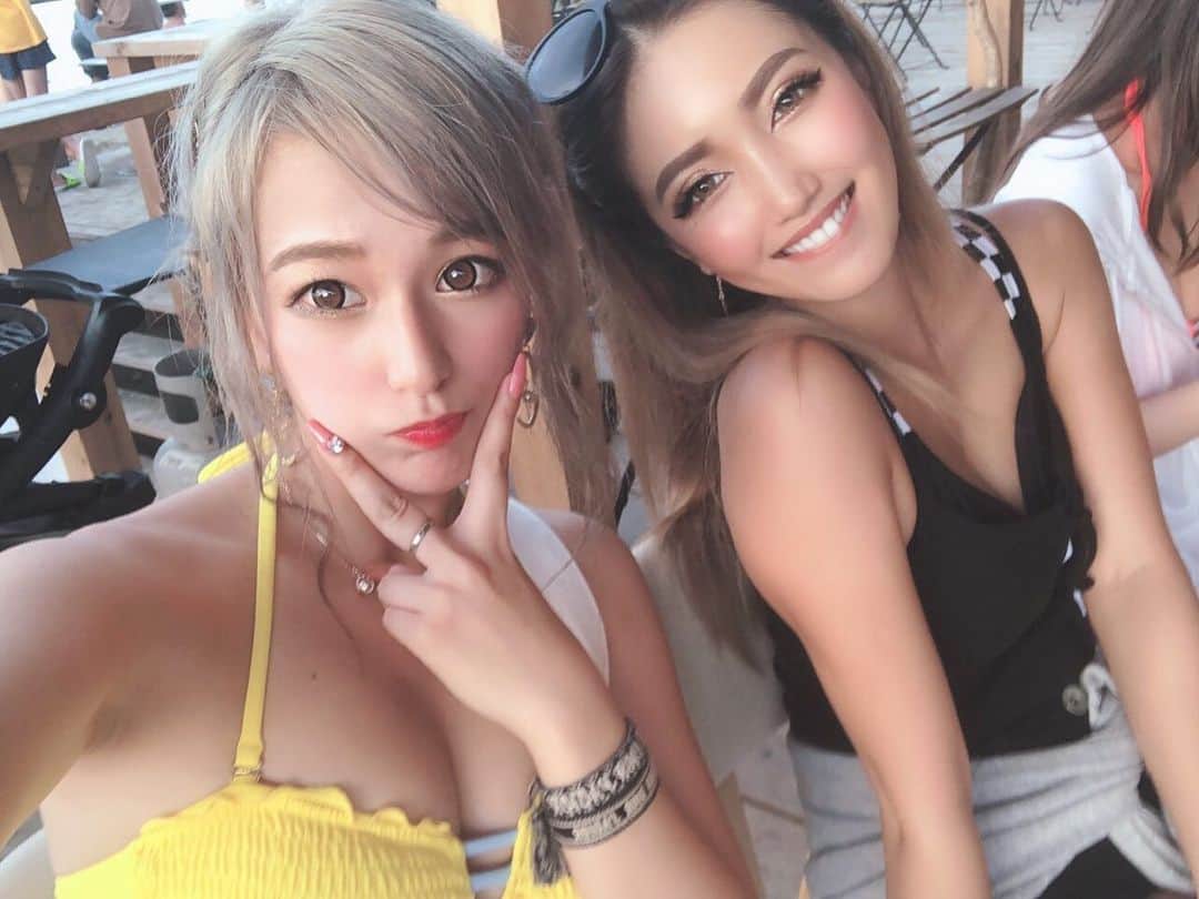 鈴木愛美さんのインスタグラム写真 - (鈴木愛美Instagram)「🌺🌴🌺🌴🌺🌴🌺🌴🌺 . PEACE BBQ🍖in.yuigahama . やっと晴れた日にBBQが出来ました♡ 雨女2人が欠席だったからかしら？w （ @yunaaaaa.x @aoi1230i ☔️） . お昼から夜までずーっと 楽しんだBBQdayでしたっ🍖✨ . . 今年もPEACE旅行決まったから 楽しみでしょーがない😍❤️💕 . . . #PEACE #BBQ #yuigahama #sunnycafe #sunnygoodshops」8月14日 20時47分 - x.manya.x